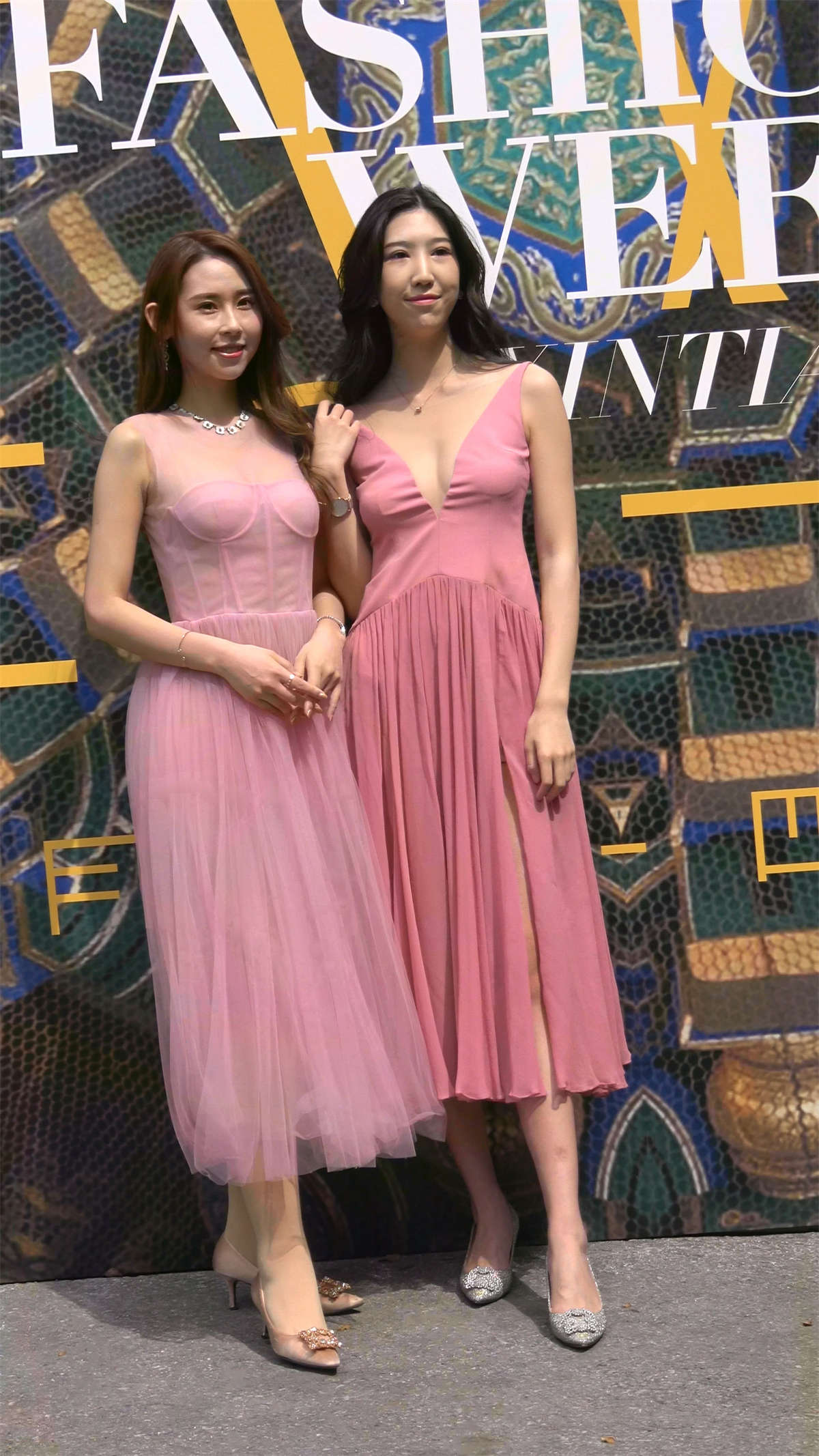 性感的粉红连衣裙V领低胸美女-日更街拍