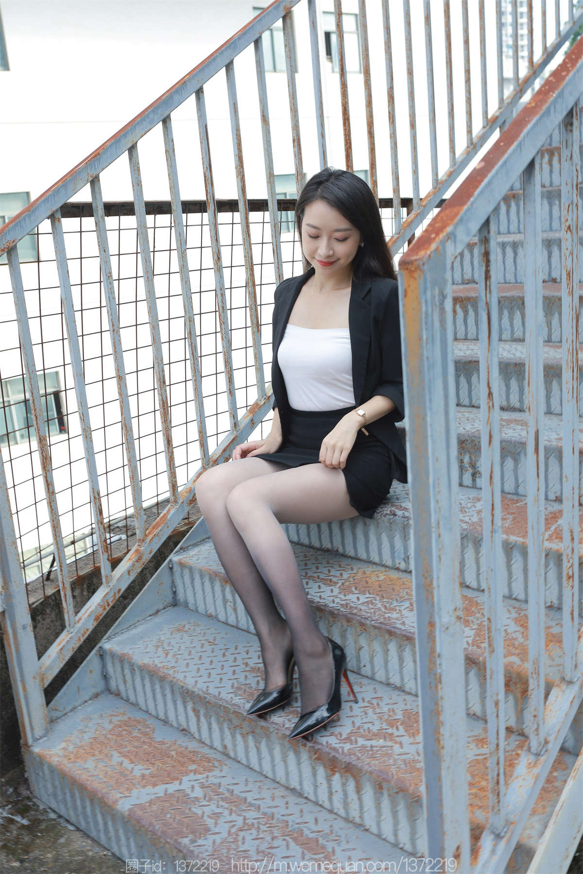 图片[2]-IESS异思趣向 2023.09.28 丝享家1545：小婕 黑白灰渐变-日更街拍