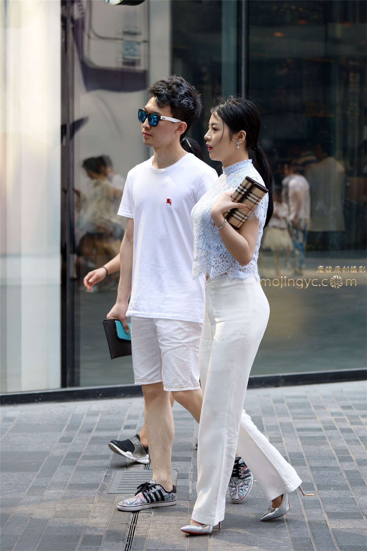 银色尖头细高跟，白裤先翘臀（10p）-日更街拍