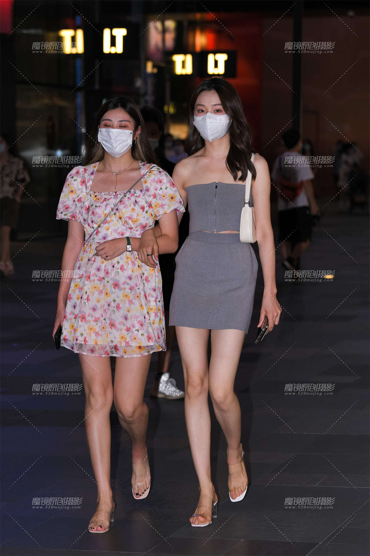 灰色短裙美女-日更街拍