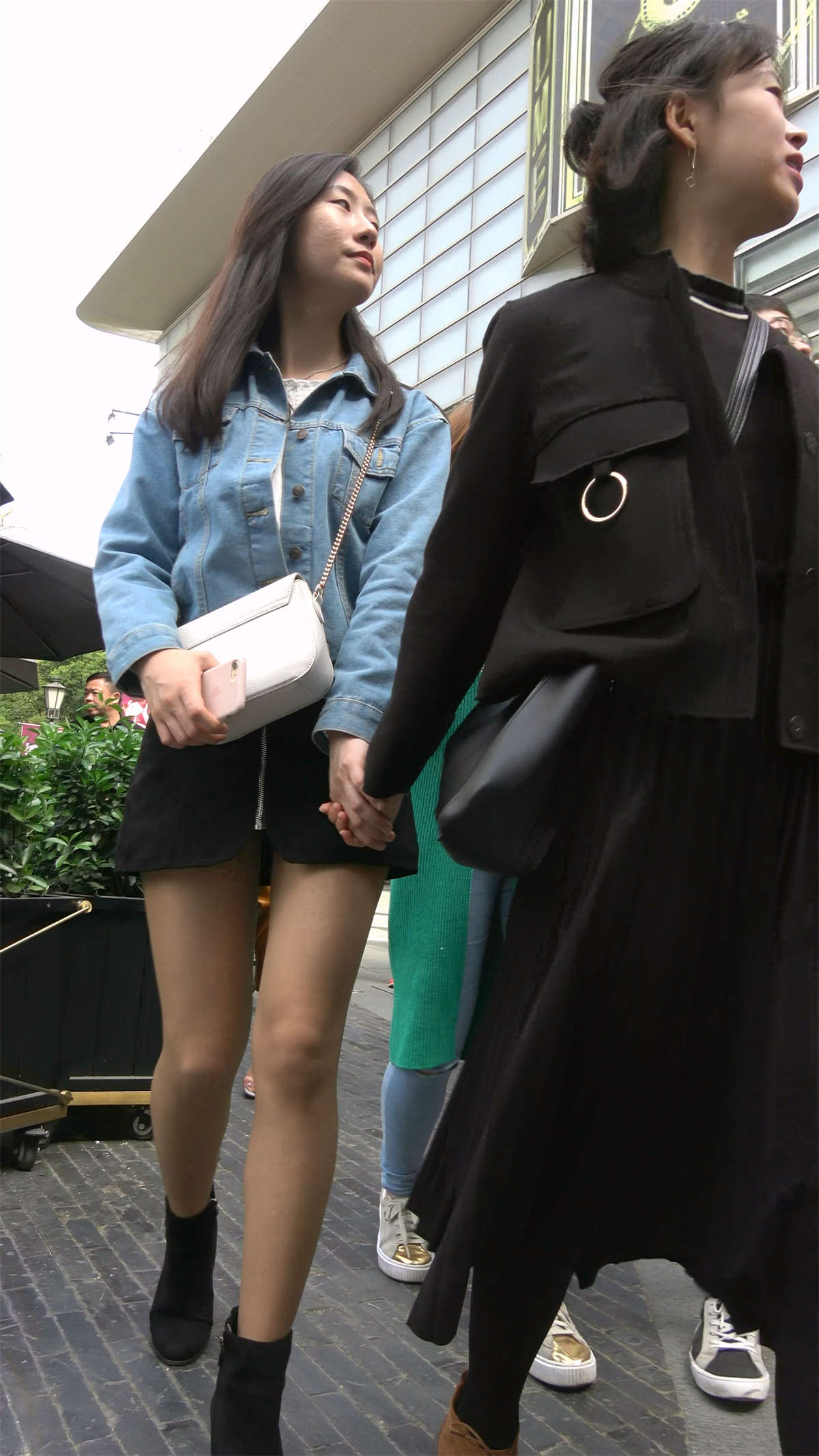 性感短裙美腿牛仔外套气质美女-日更街拍