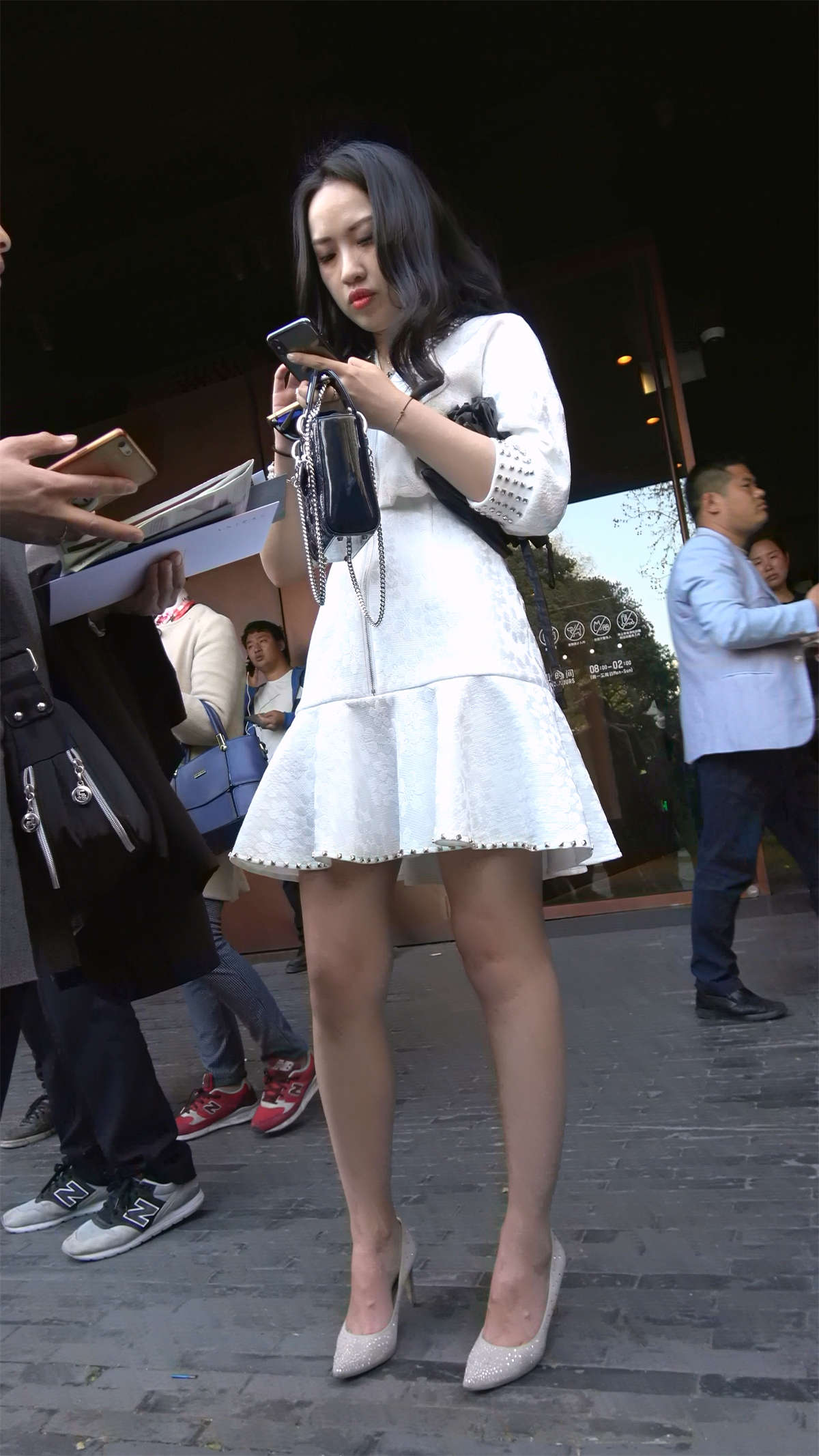 性感美腿白色连衣裙波浪卷发美女-日更街拍
