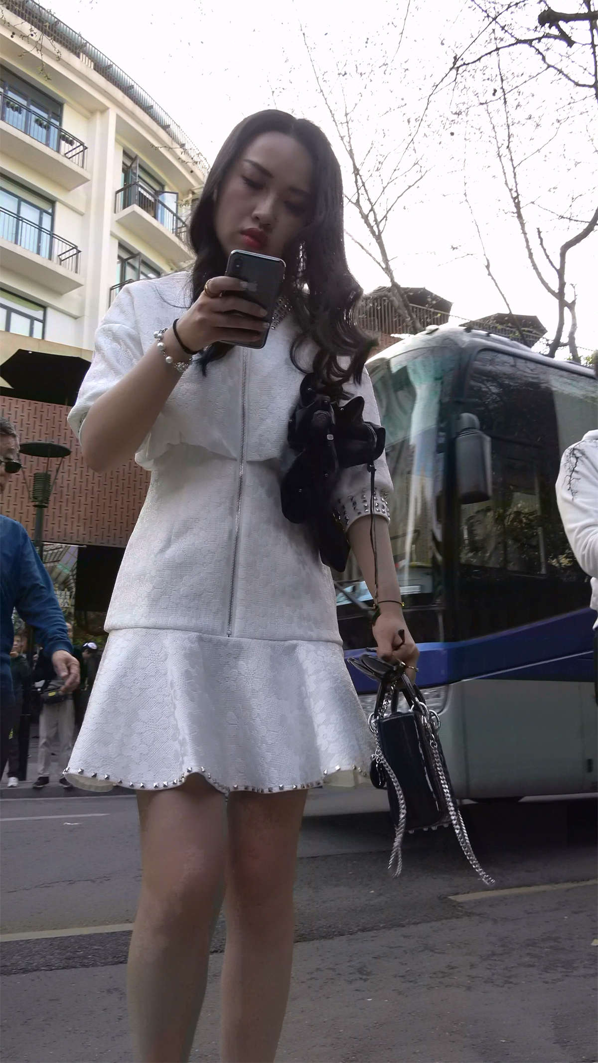 图片[2]-性感美腿白色连衣裙波浪卷发美女-日更街拍