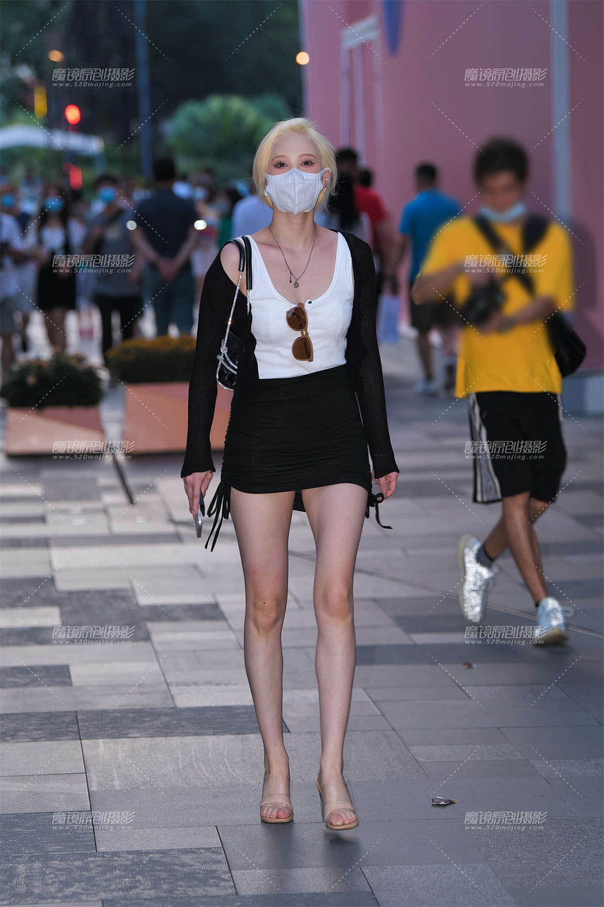 金发美女包臀裙-日更街拍