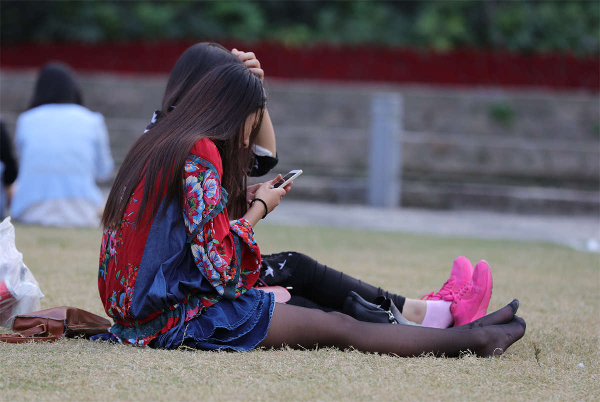 图片[2]-踏青公园街拍系列No.610 美女气质是有的，就是肤色偏黑-日更街拍