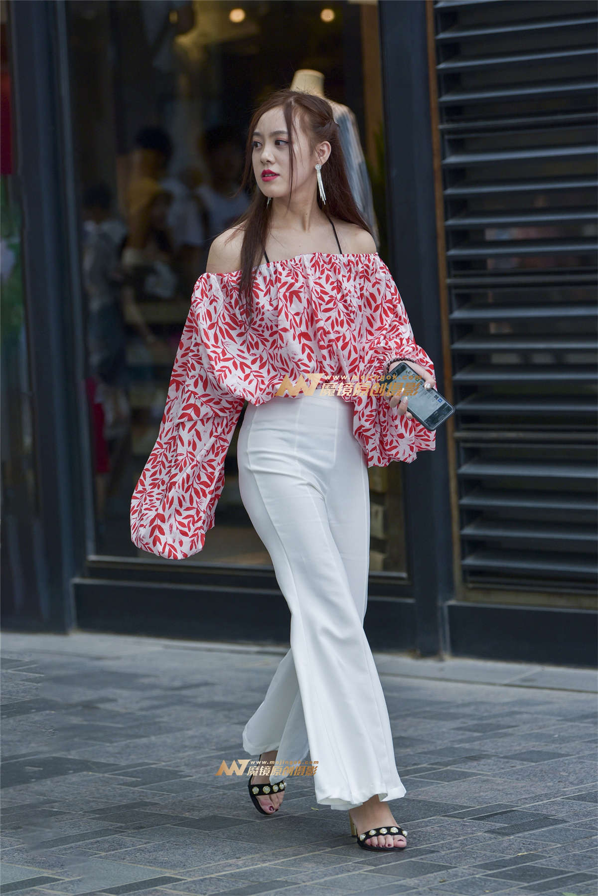 时尚一字肩白色喇叭裤美女-日更街拍