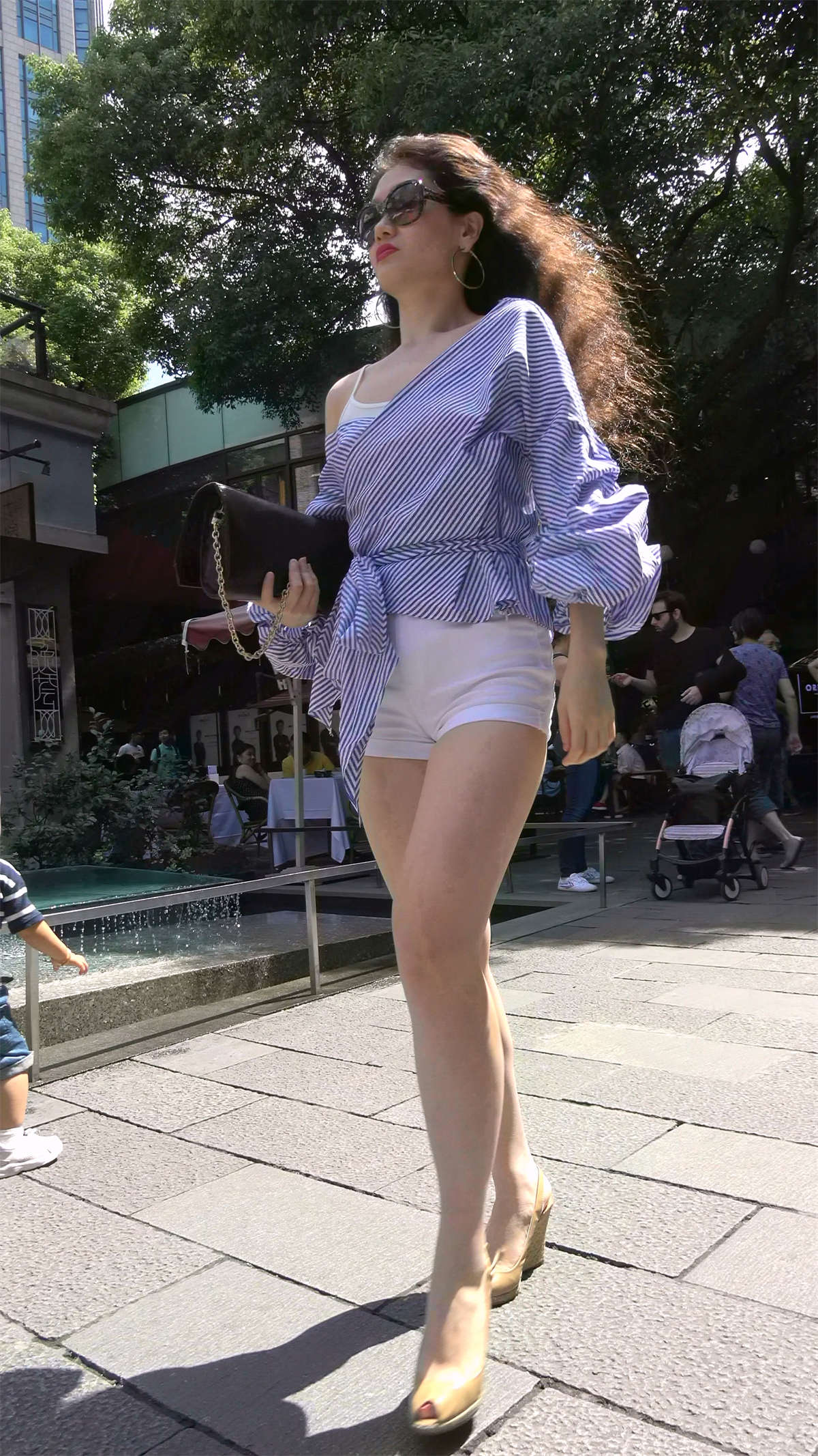 鱼嘴高跟美腿身材性感少妇-日更街拍