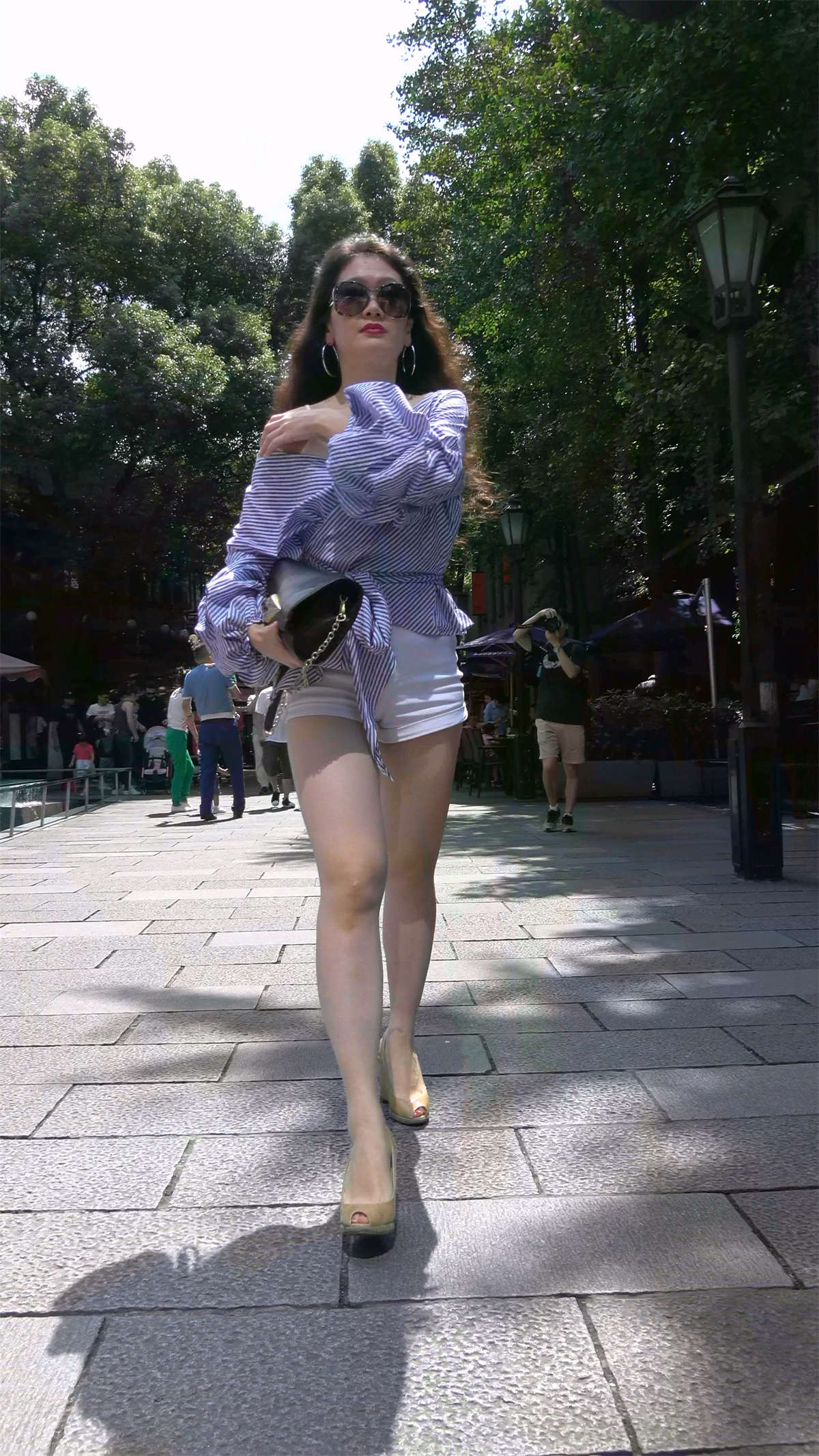 图片[2]-鱼嘴高跟美腿身材性感少妇-日更街拍