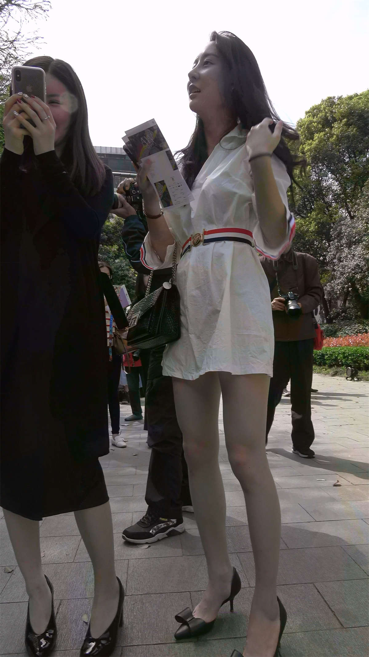 白色连衣裙美颜美女身材好颜值高-日更街拍