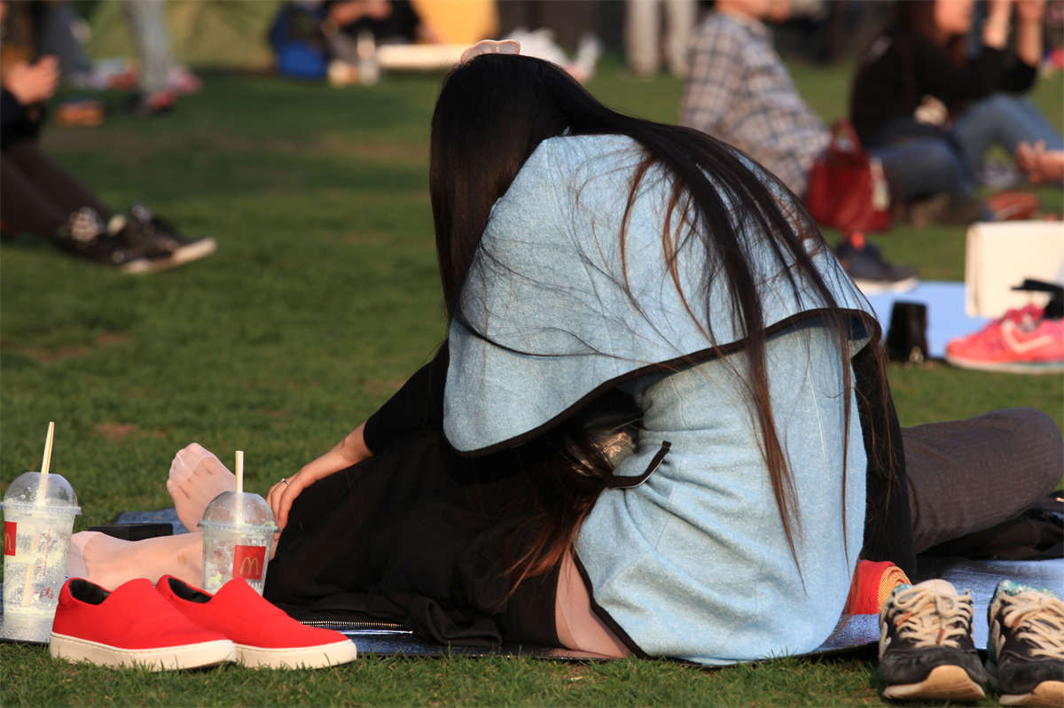 图片[2]-踏青公园街拍系列No.612 一双秀美的长丝，已分不清是白色还是肉色 第2套-日更街拍