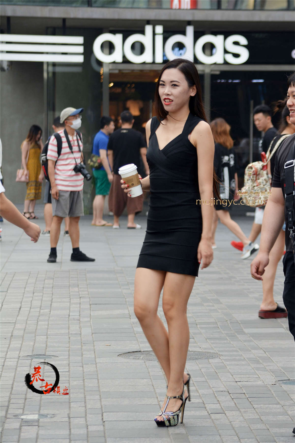 图片[2]-16.9.17 黑色短裙，超高跟鞋-日更街拍