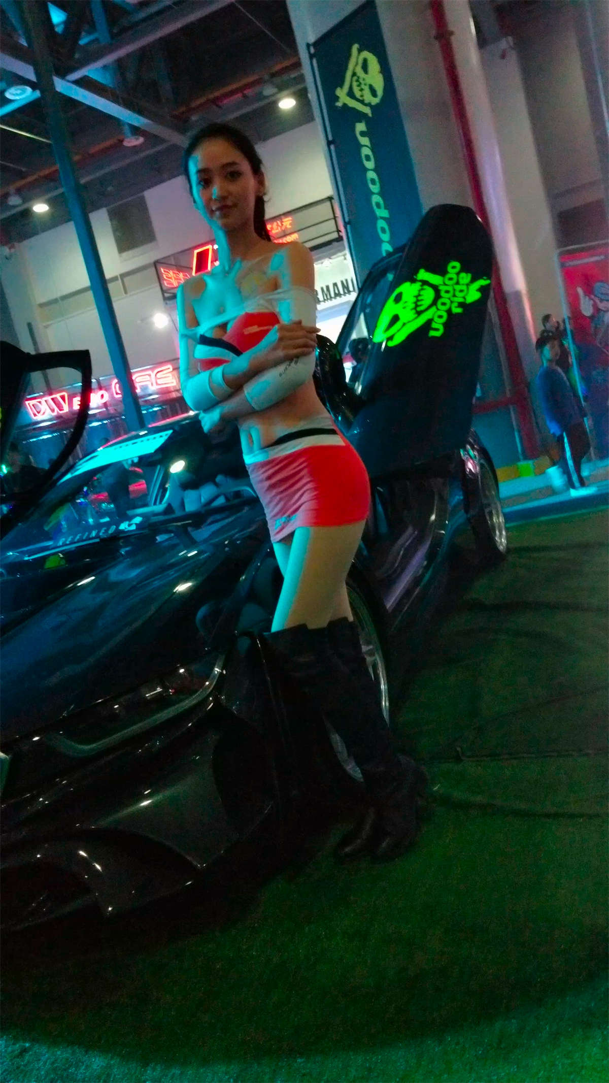超短包臀裙性感美女车模-日更街拍