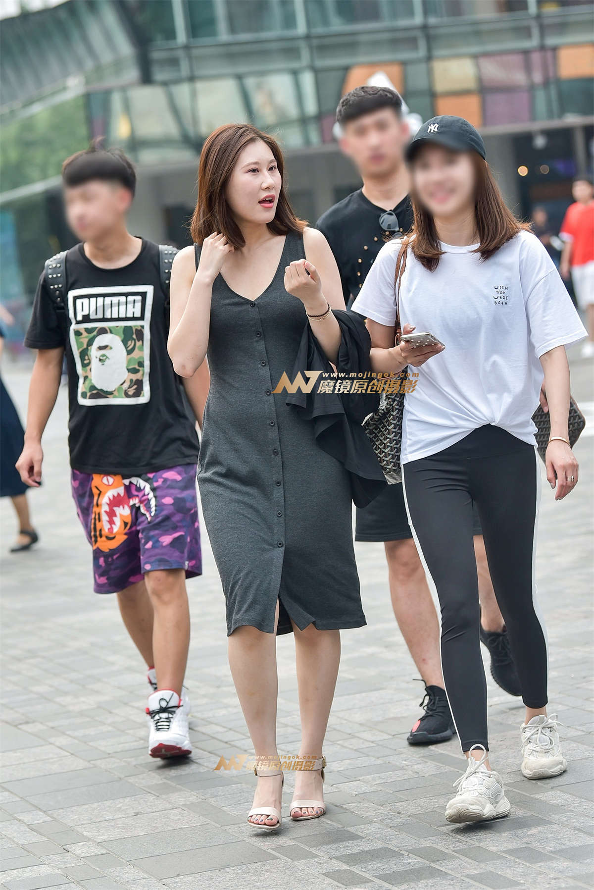 喝凉茶的贴身开衩裙女郎-日更街拍