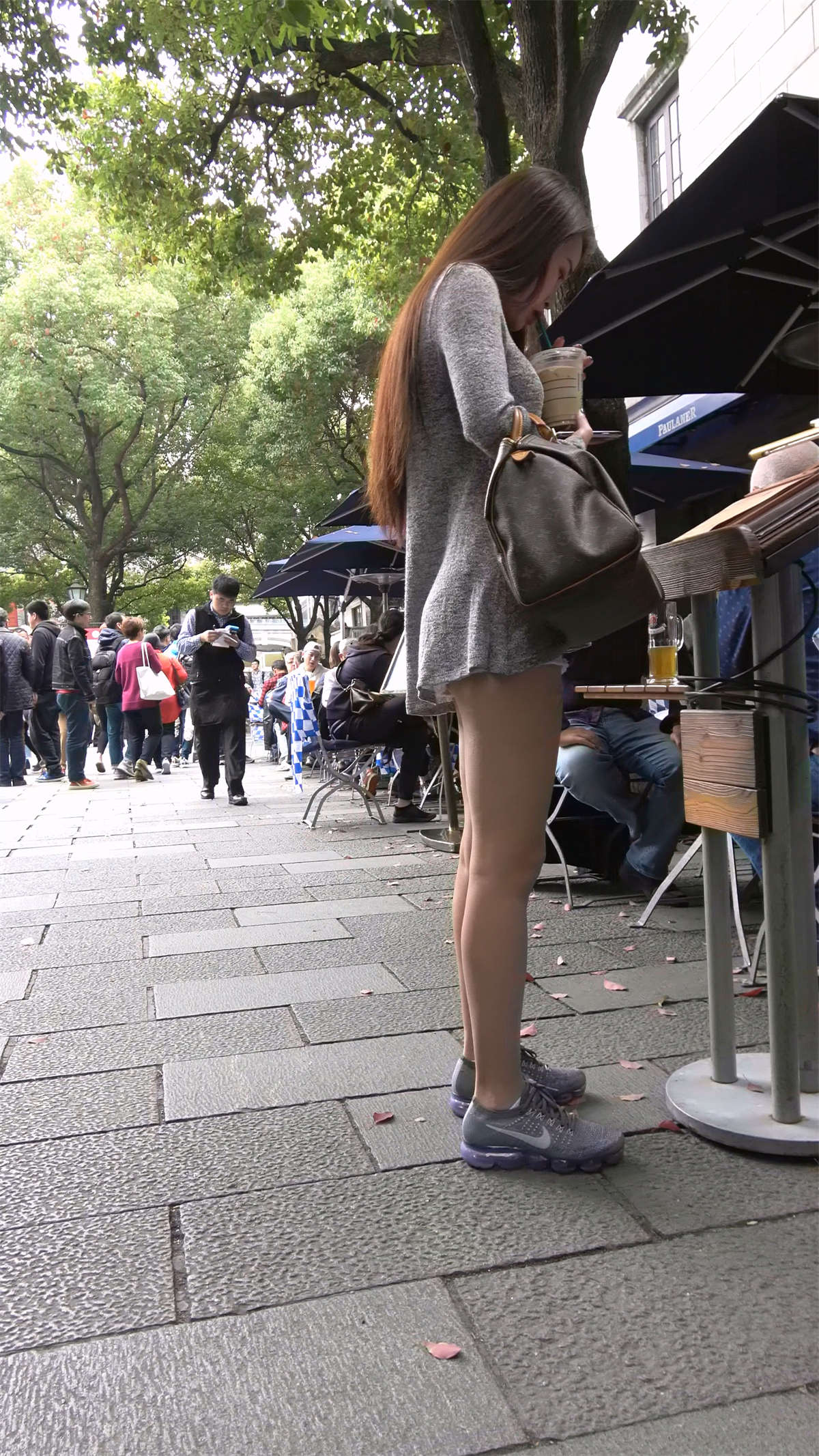 跟男友约会的热裤美腿小姐姐-日更街拍