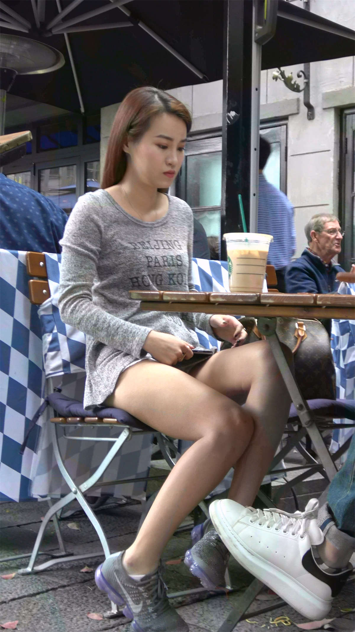 图片[2]-跟男友约会的热裤美腿小姐姐-日更街拍