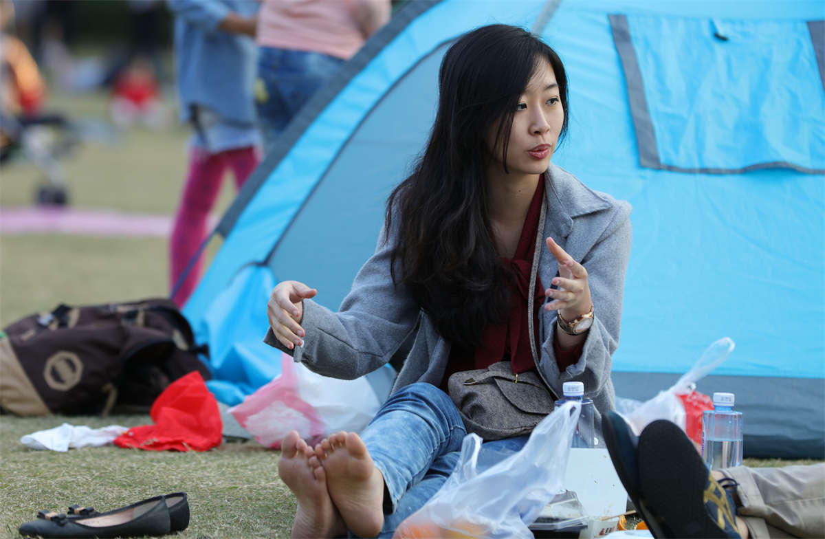 踏青公园街拍系列No.613 原以为靓丽女神不肯给人看脚，没想到这么舍得 第2套-日更街拍