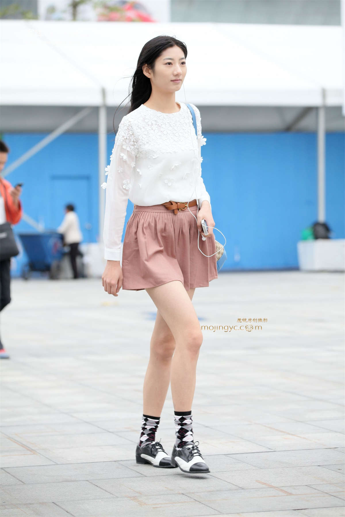 格子袜平底鞋白皙长腿美女-日更街拍