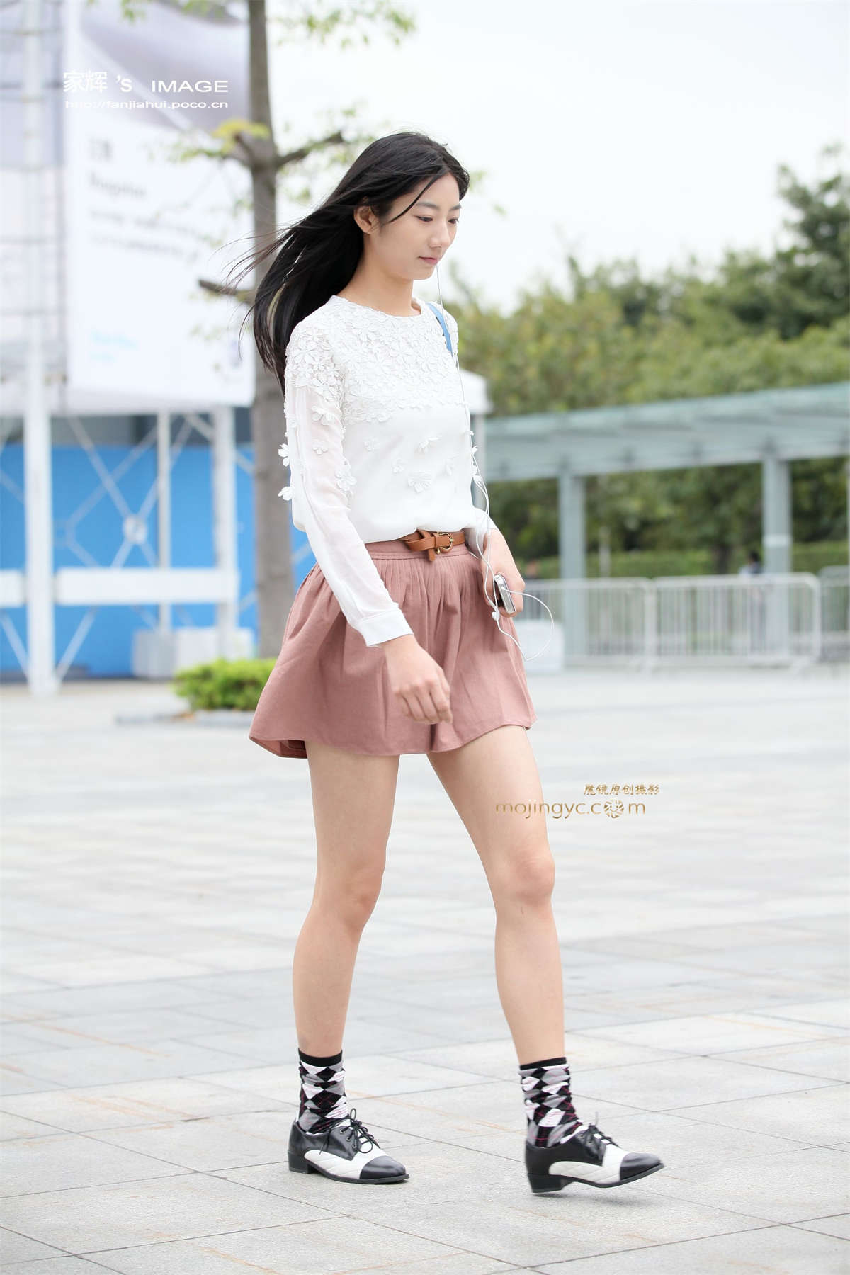 图片[2]-格子袜平底鞋白皙长腿美女-日更街拍