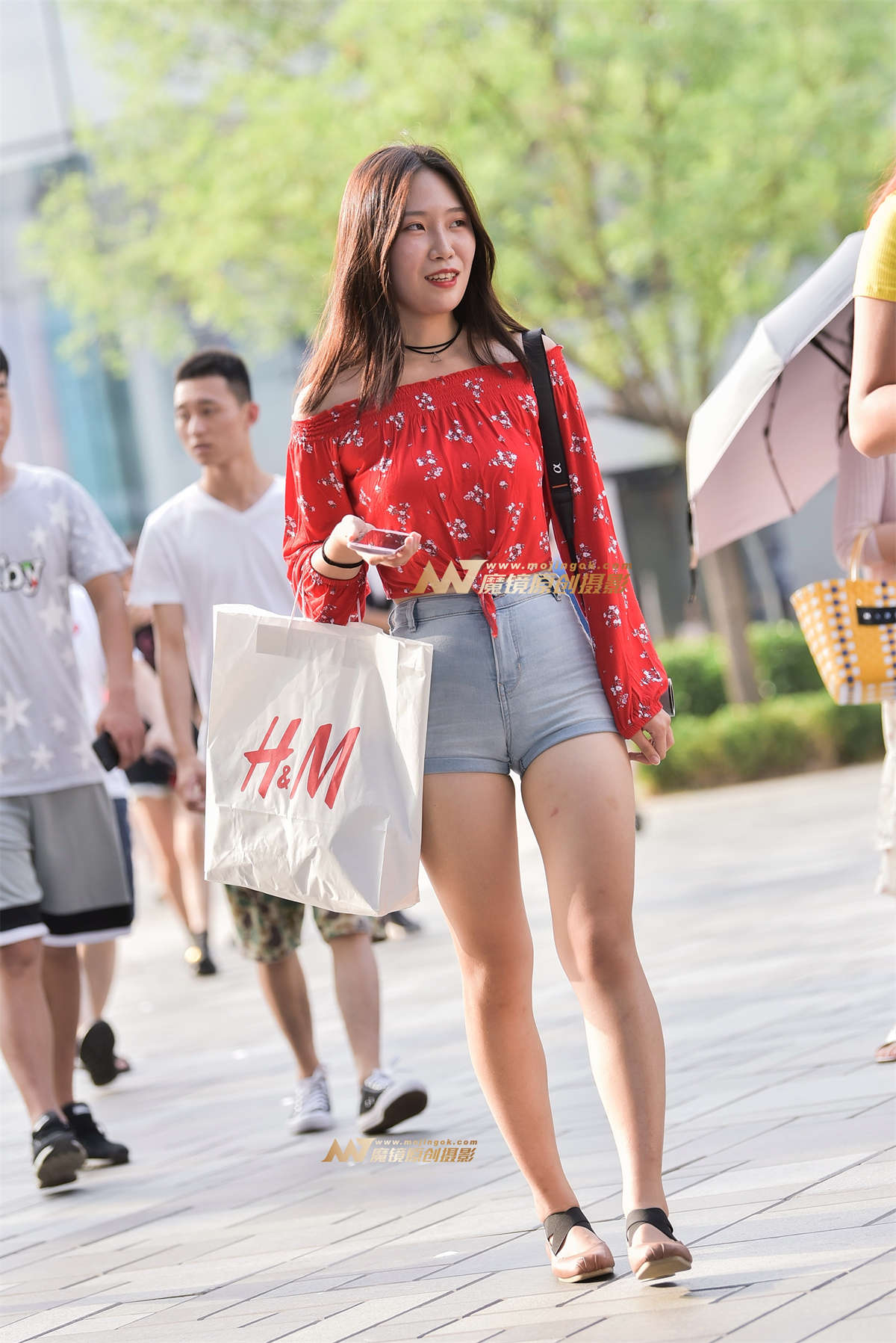 紧身牛仔短裤美眉-日更街拍