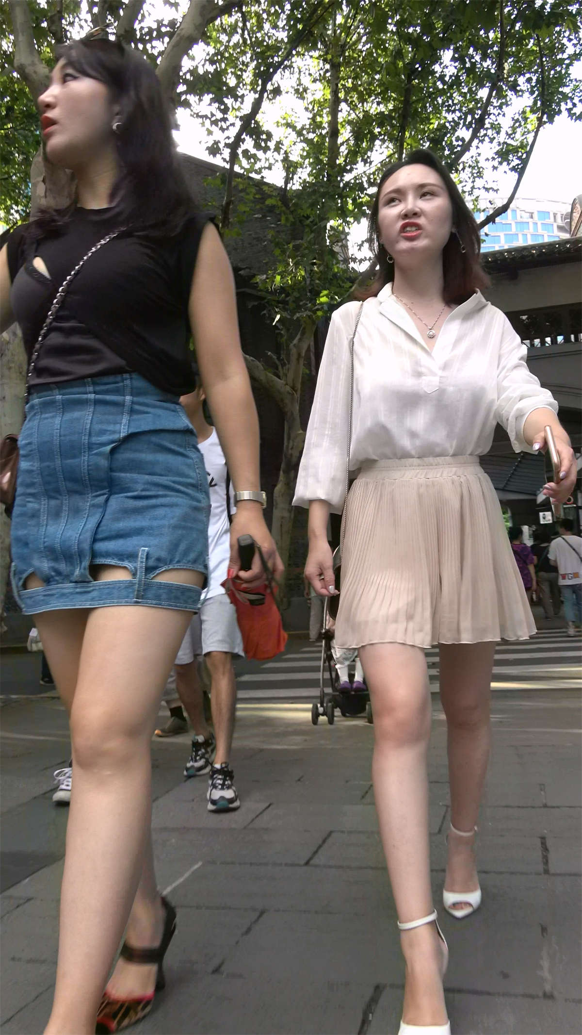 黑衣牛仔裙美腿高跟性感美女-日更街拍