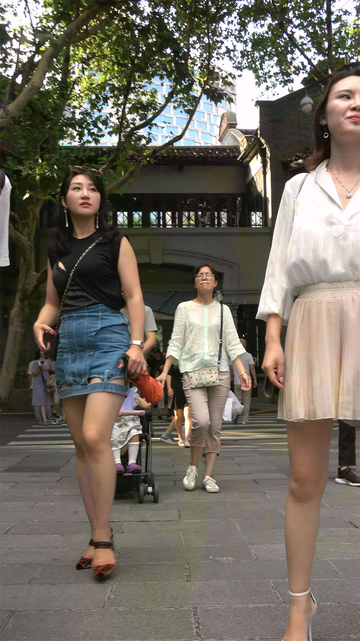 图片[2]-黑衣牛仔裙美腿高跟性感美女-日更街拍