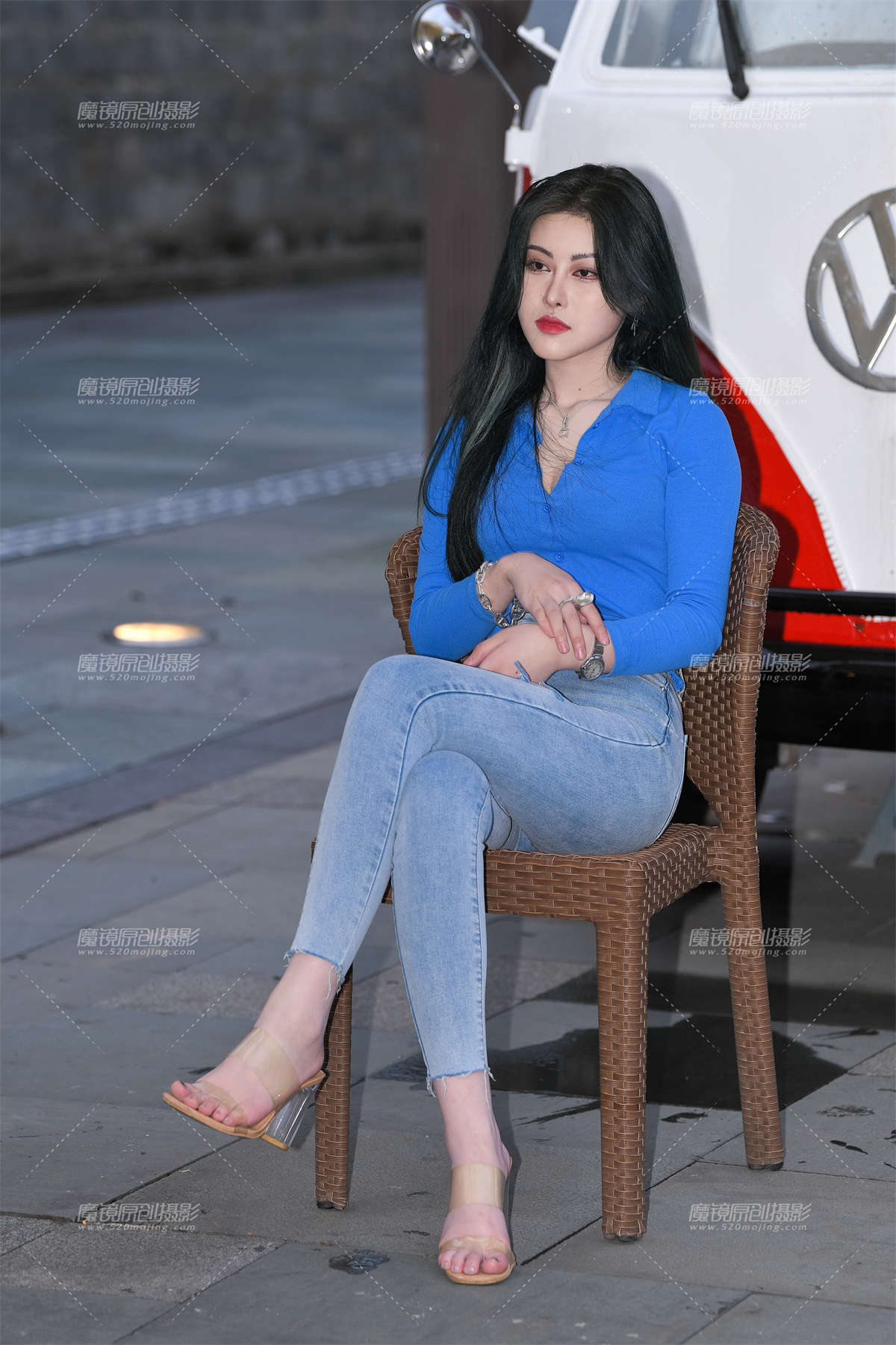 蓝衣紧身牛仔裤-日更街拍