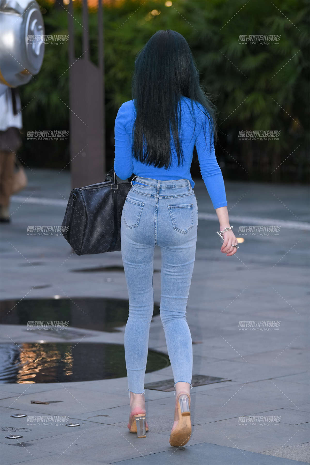 图片[2]-蓝衣紧身牛仔裤-日更街拍