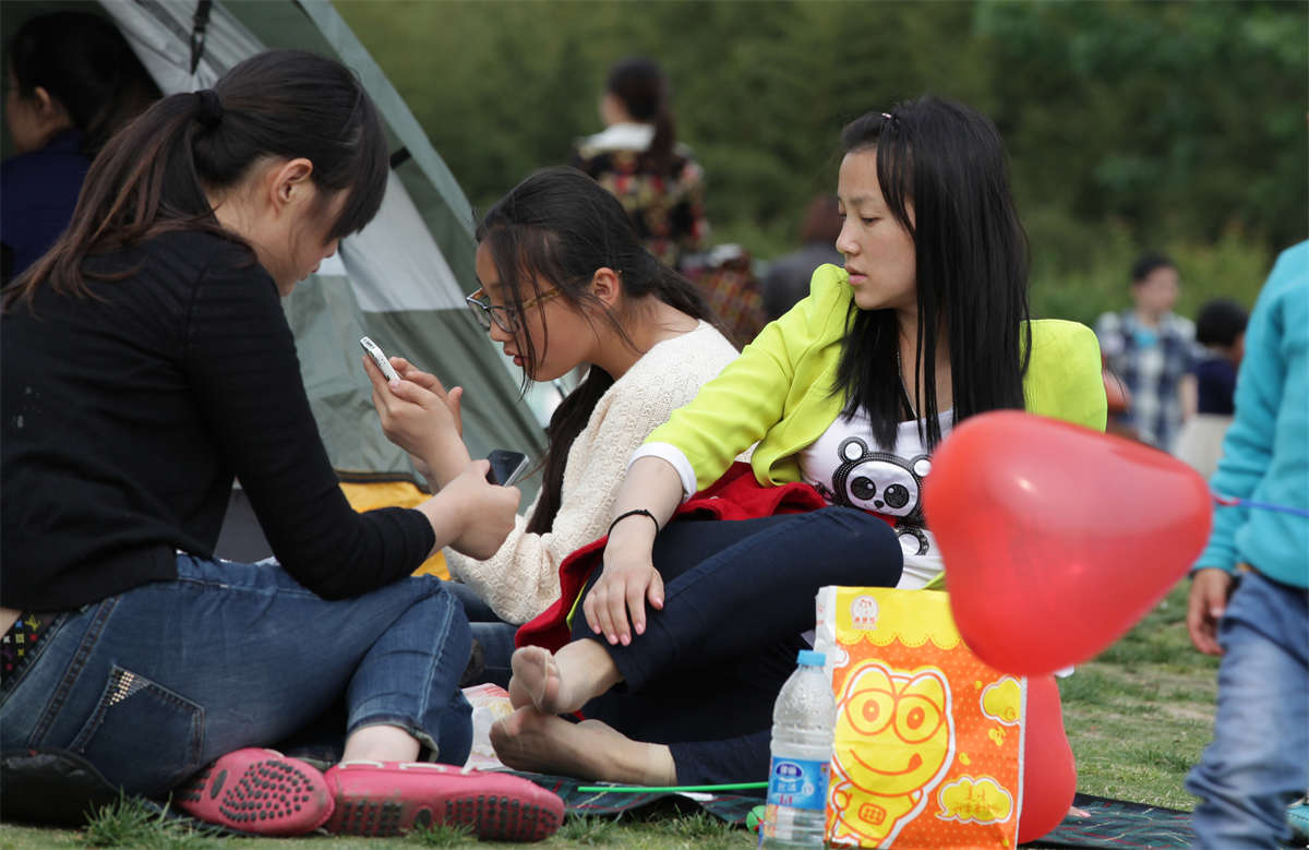 图片[2]-踏青公园街拍系列No.477 全透明超薄无前挡短肉丝现身-日更街拍