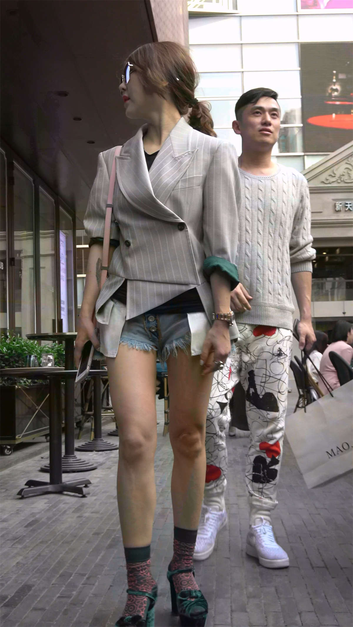 图片[2]-极品气质美颜美腿墨镜仙女姐姐-日更街拍