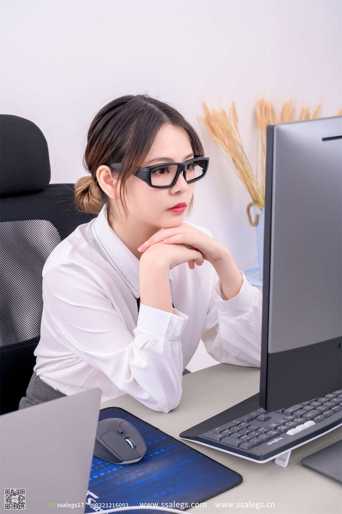 SSA丝社 NO.463 春晓 女同事的丝袜诱惑(上)-日更街拍