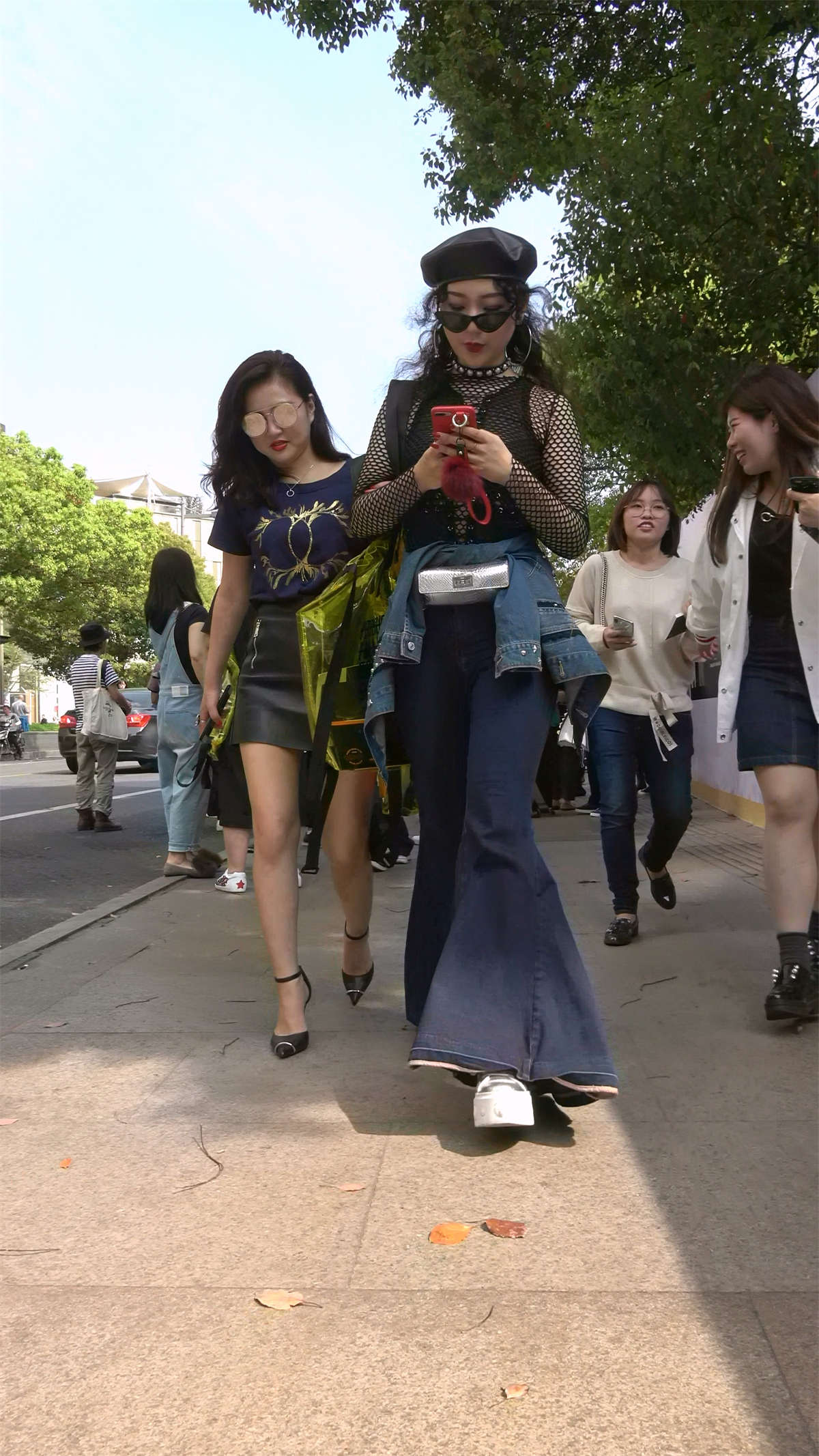 极品性感皮裙女神外加打扮浮夸的高挑少妇-日更街拍