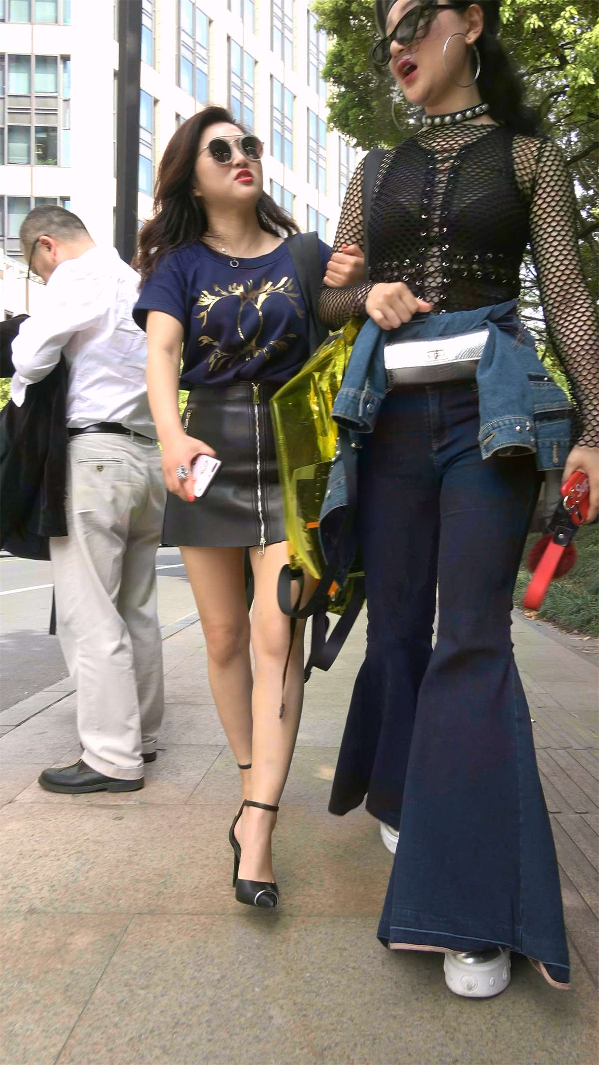 图片[2]-极品性感皮裙女神外加打扮浮夸的高挑少妇-日更街拍