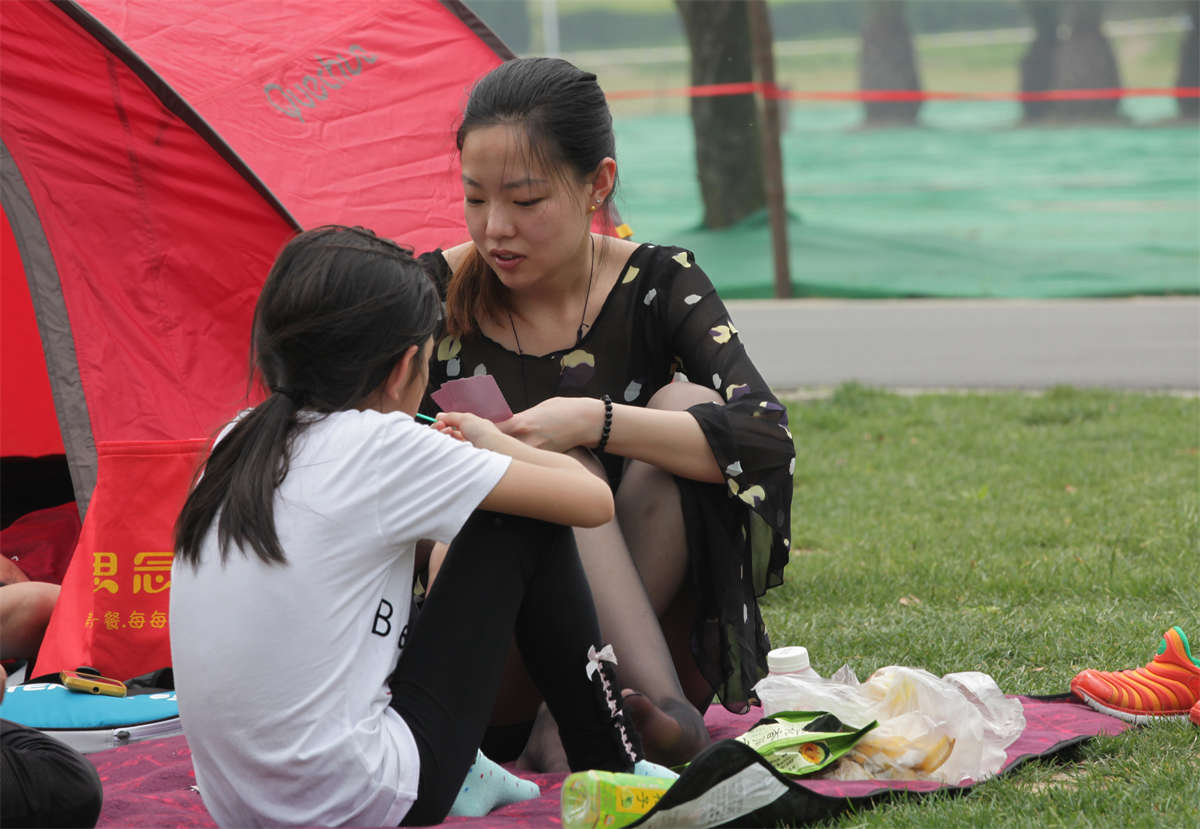 图片[2]-踏青公园街拍系列No.478 全透明黑丝再配上一双好看的脚，有点过分了-日更街拍