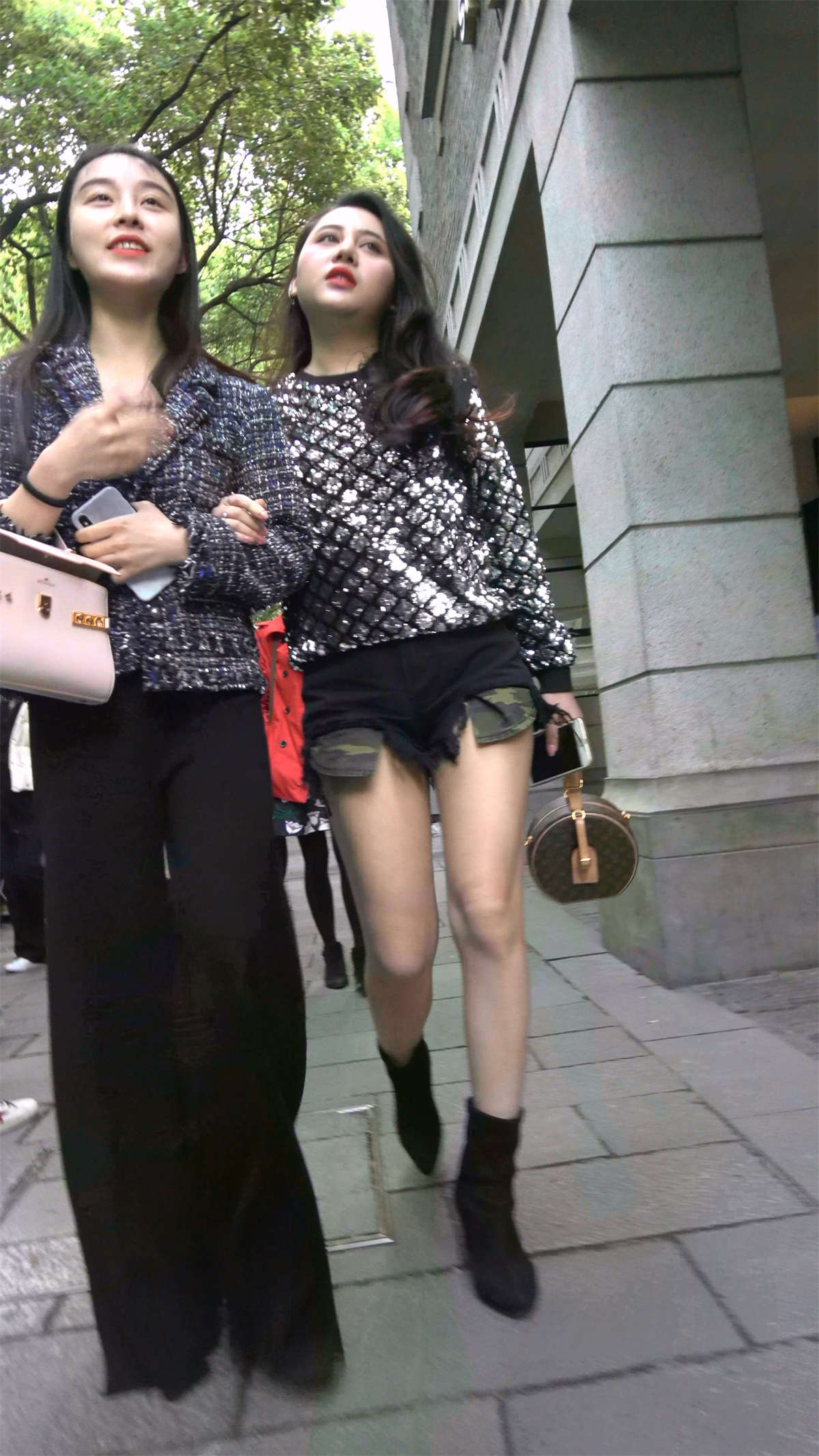 娇艳欲滴的热裤白皙美腿美女-日更街拍