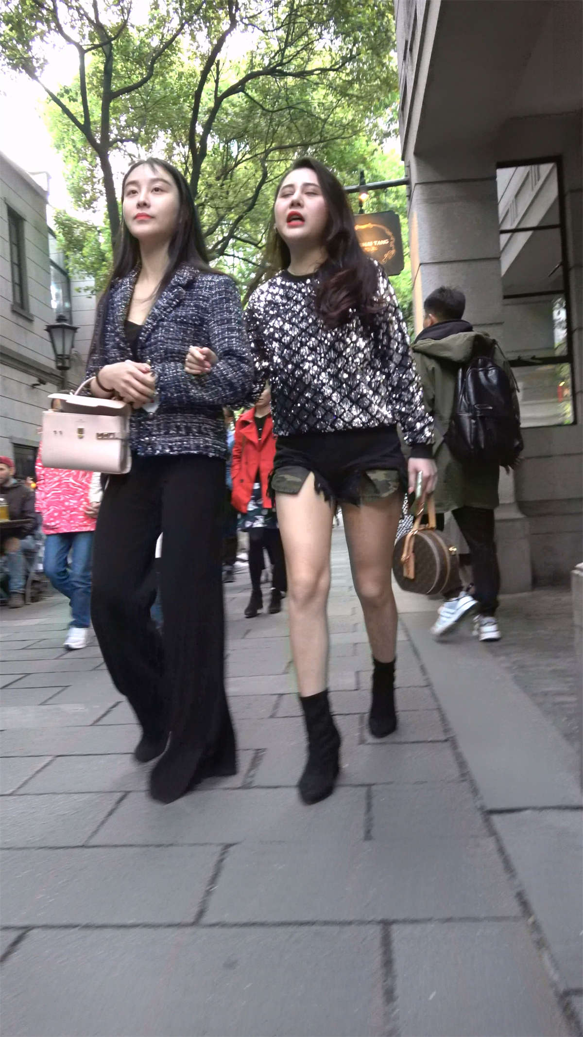 图片[2]-娇艳欲滴的热裤白皙美腿美女-日更街拍