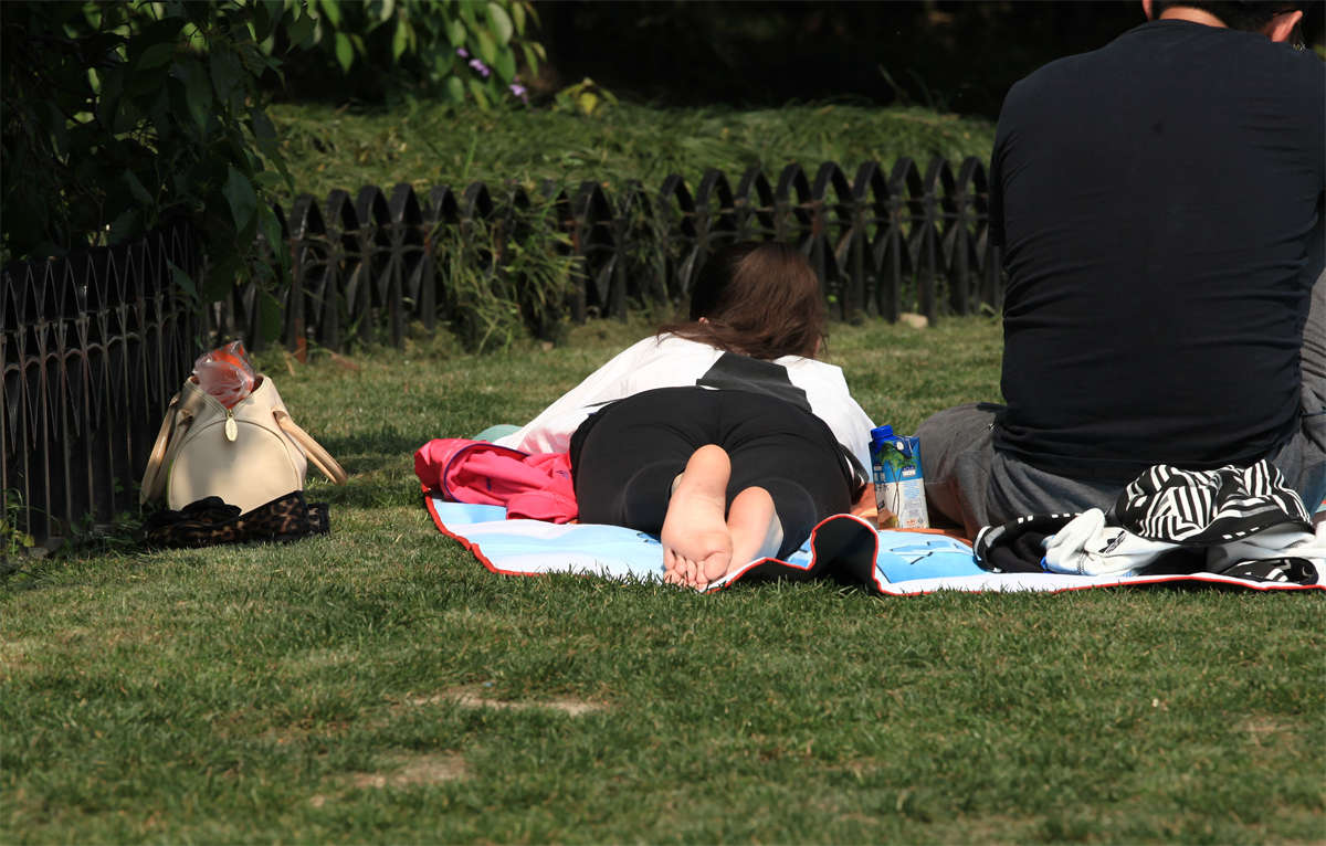 图片[2]-踏青公园街拍系列No.312 Canon5D草地系列-日更街拍