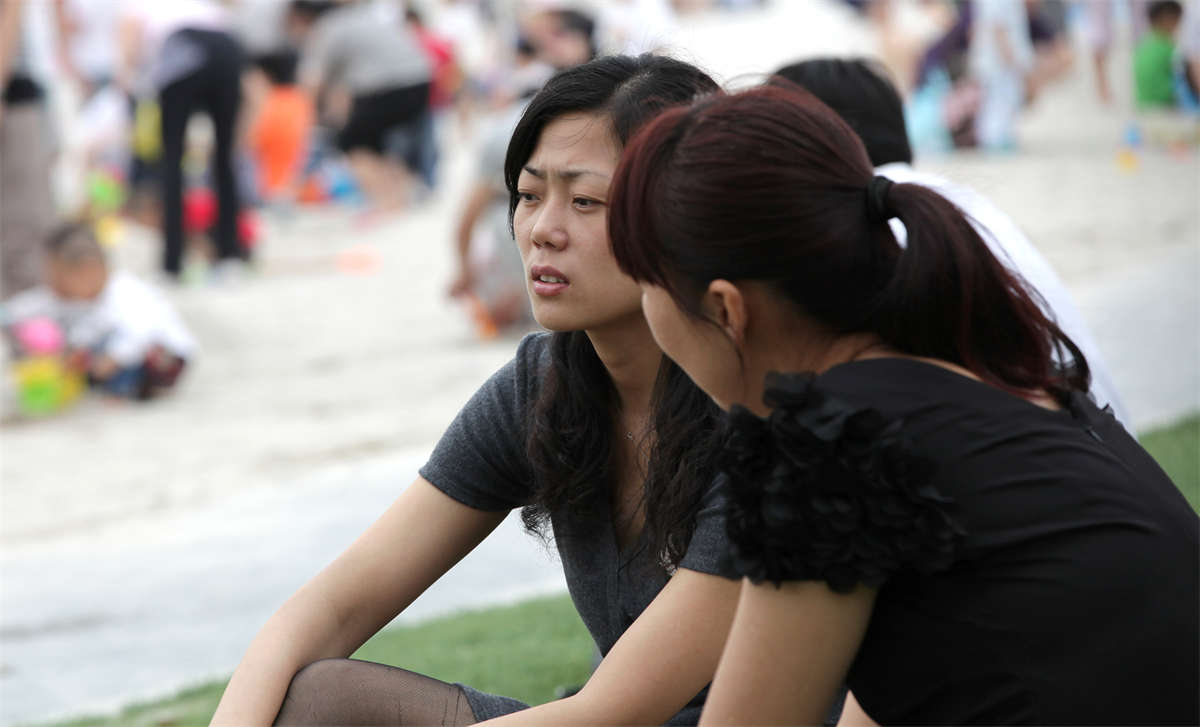 图片[2]-踏青公园街拍系列No.479 肉丝衬托下的性感汗渍黑丝-日更街拍