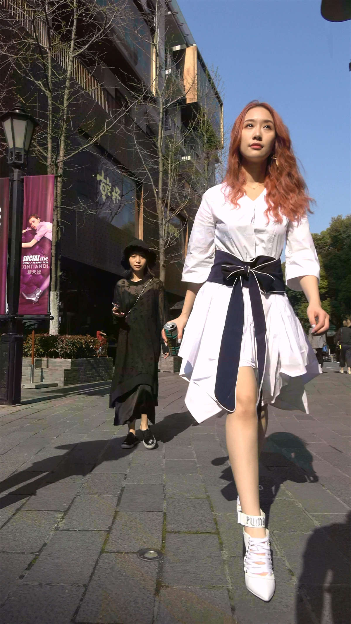 洁白连衣裙酒红色头发美女-日更街拍