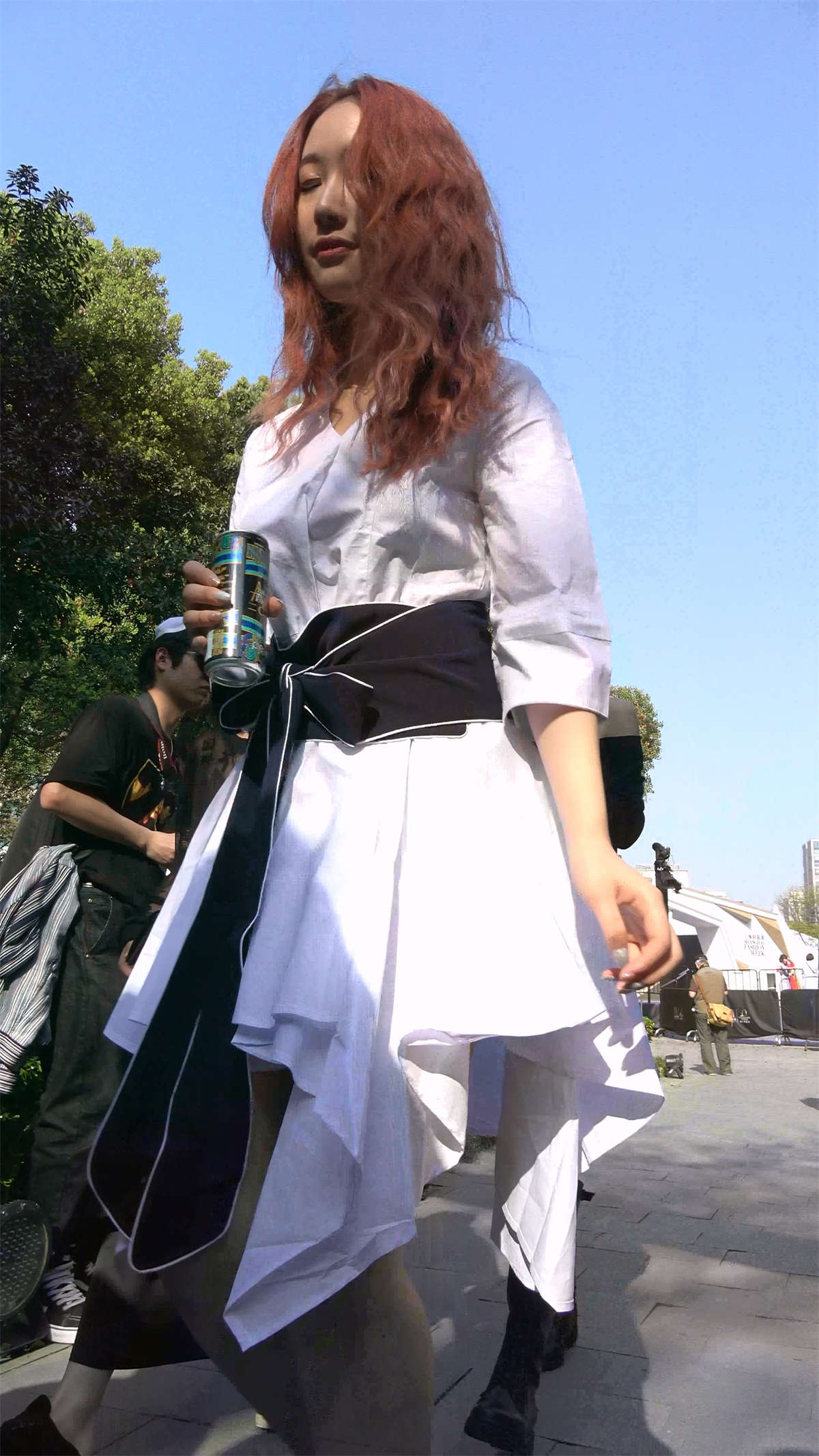 图片[2]-洁白连衣裙酒红色头发美女-日更街拍