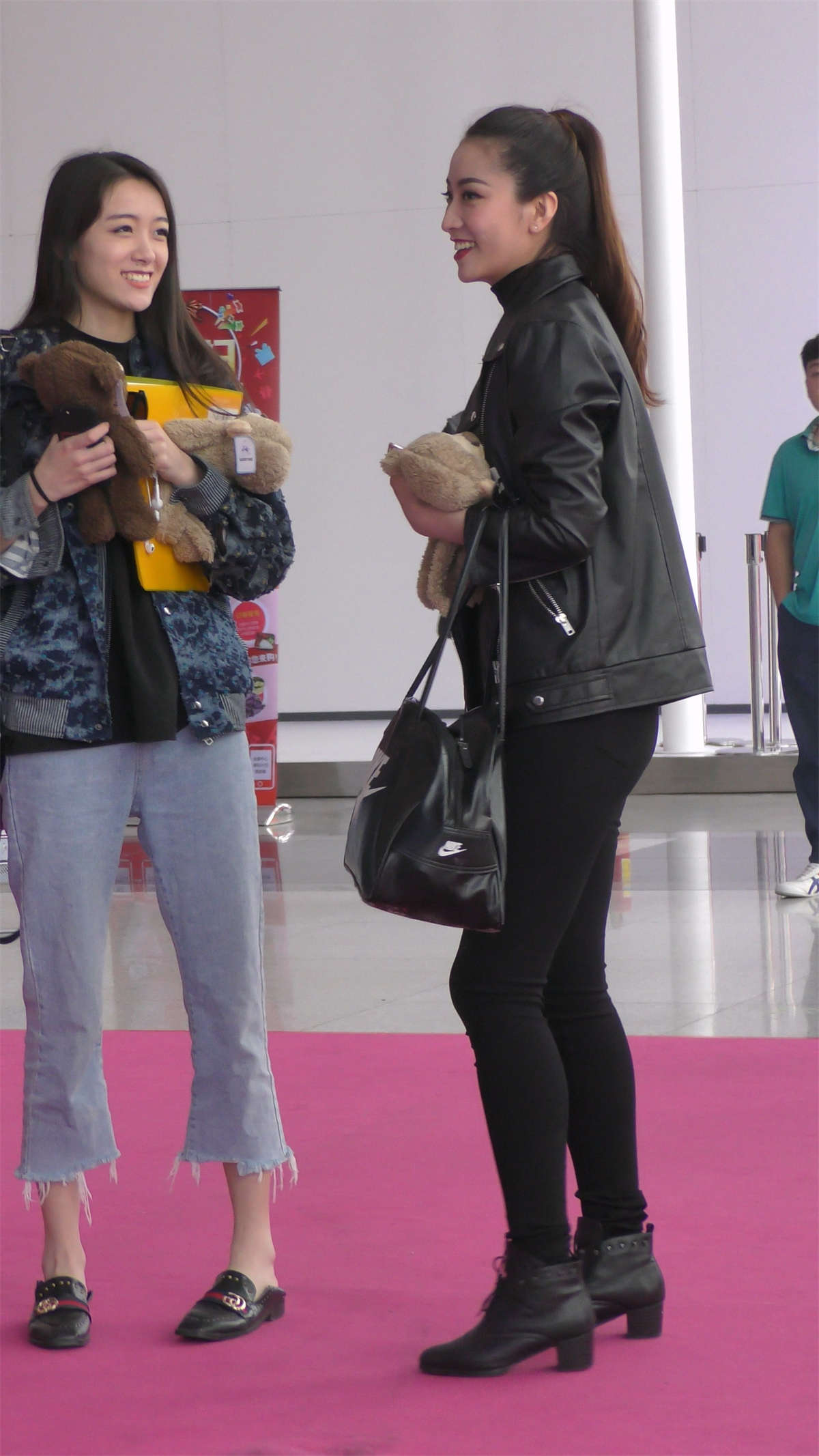 图片[2]-黑色紧身皮衣皮裤极品靓妹-日更街拍