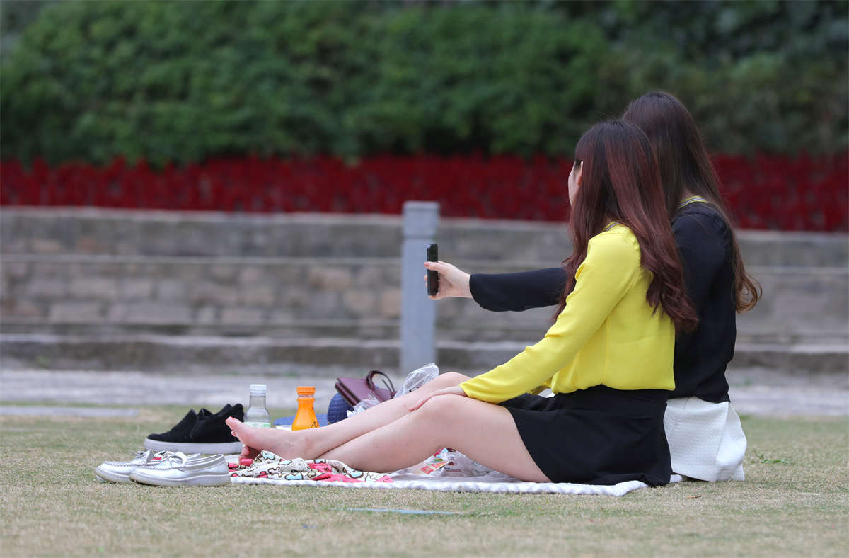 图片[2]-踏青公园街拍系列No.617 又一对水灵的草地双娇 第4套-日更街拍