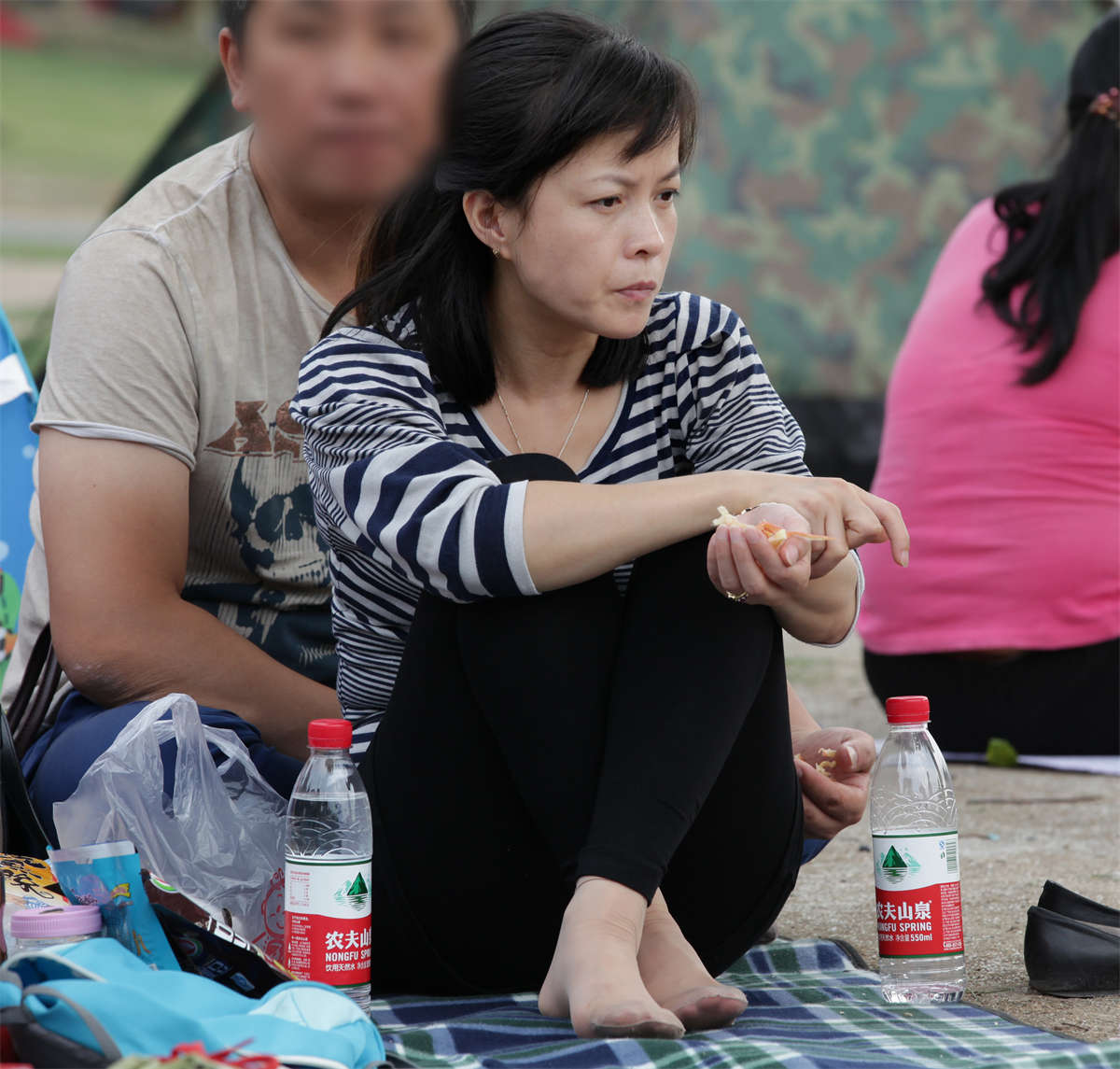 图片[2]-踏青公园街拍系列No.480 肉丝曲线优美，韵味果然难挡-日更街拍