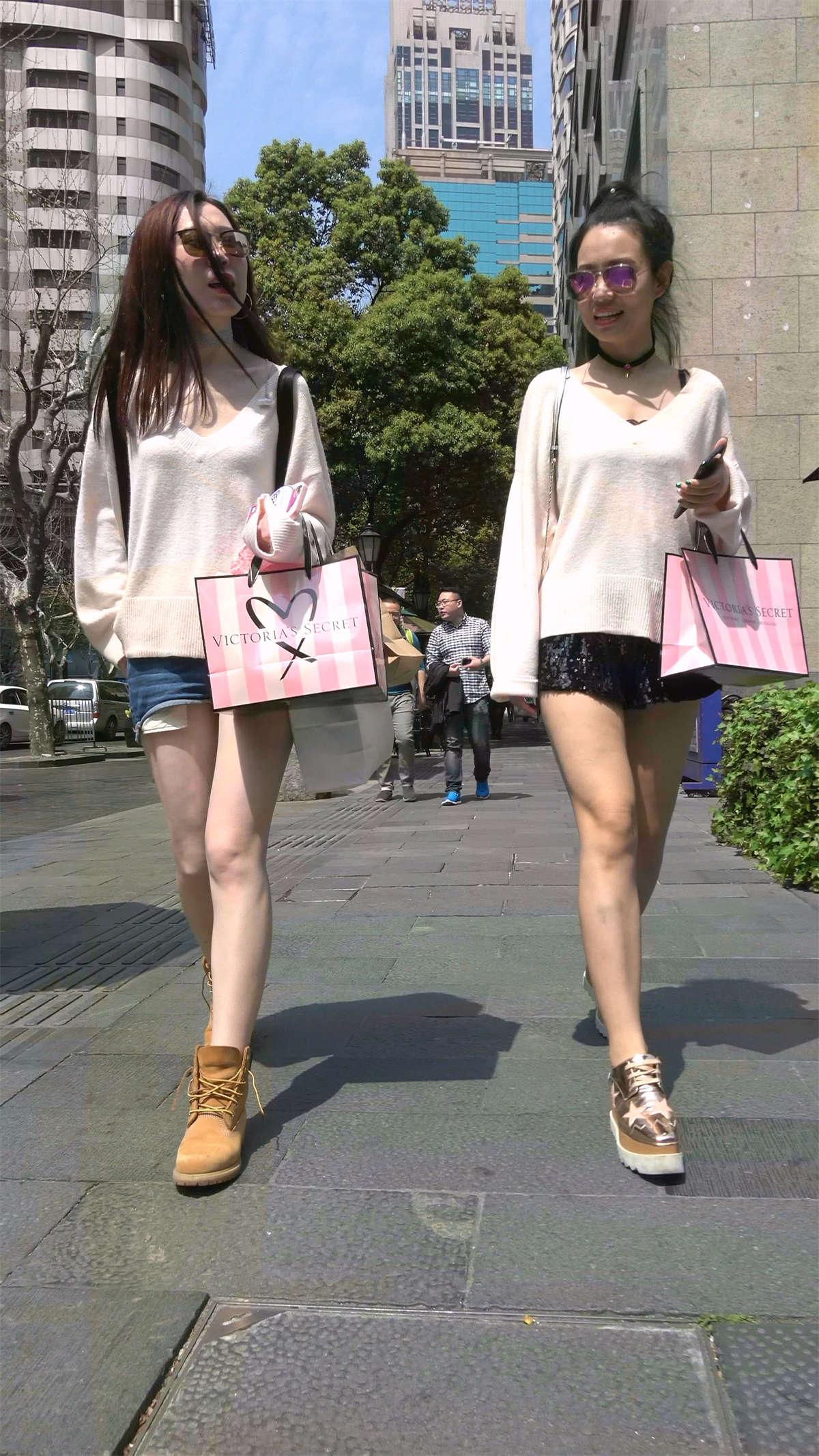 图片[2]-酷酷的热裤美女姐妹花-日更街拍