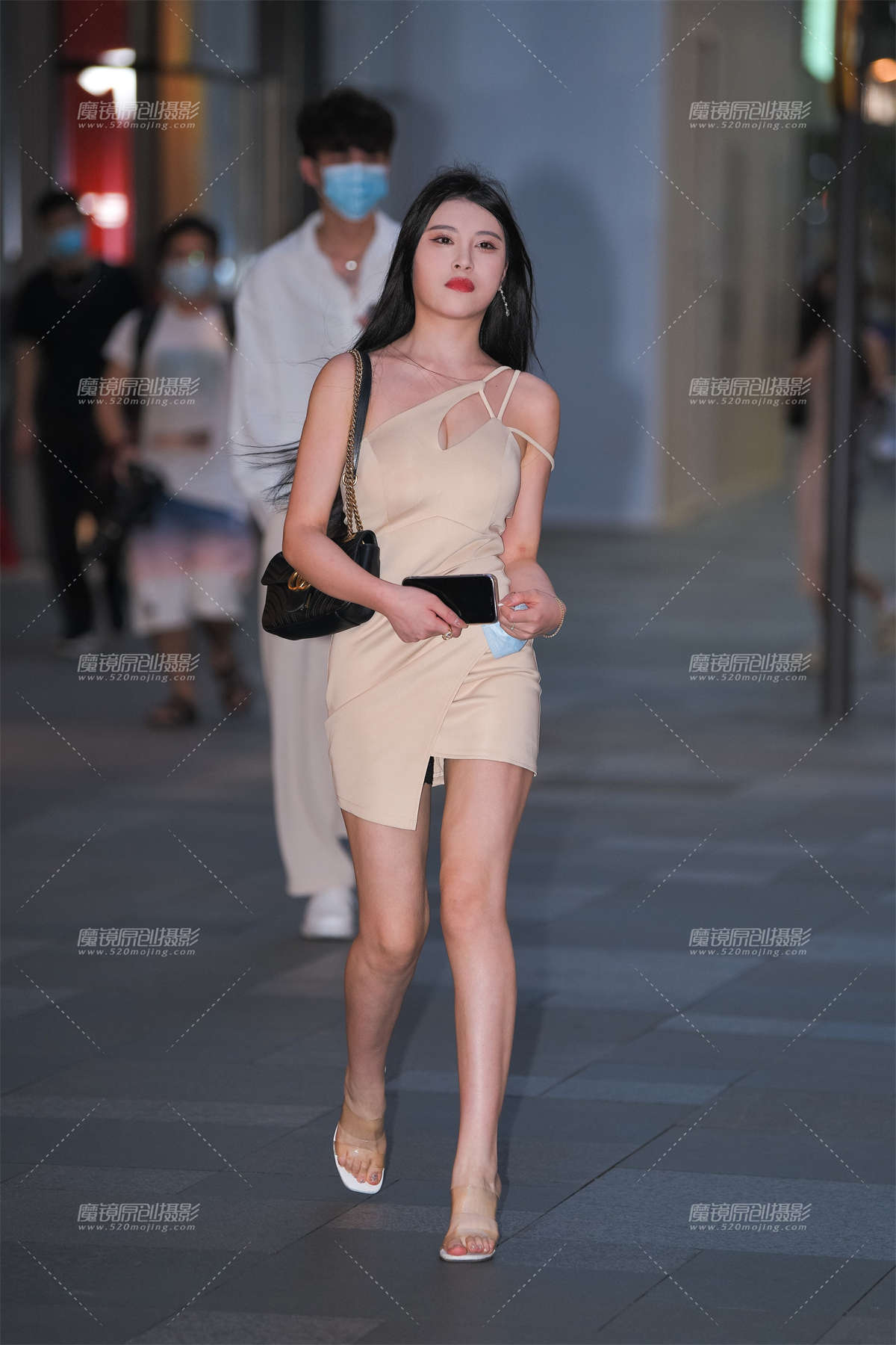 米色短裙美女-日更街拍