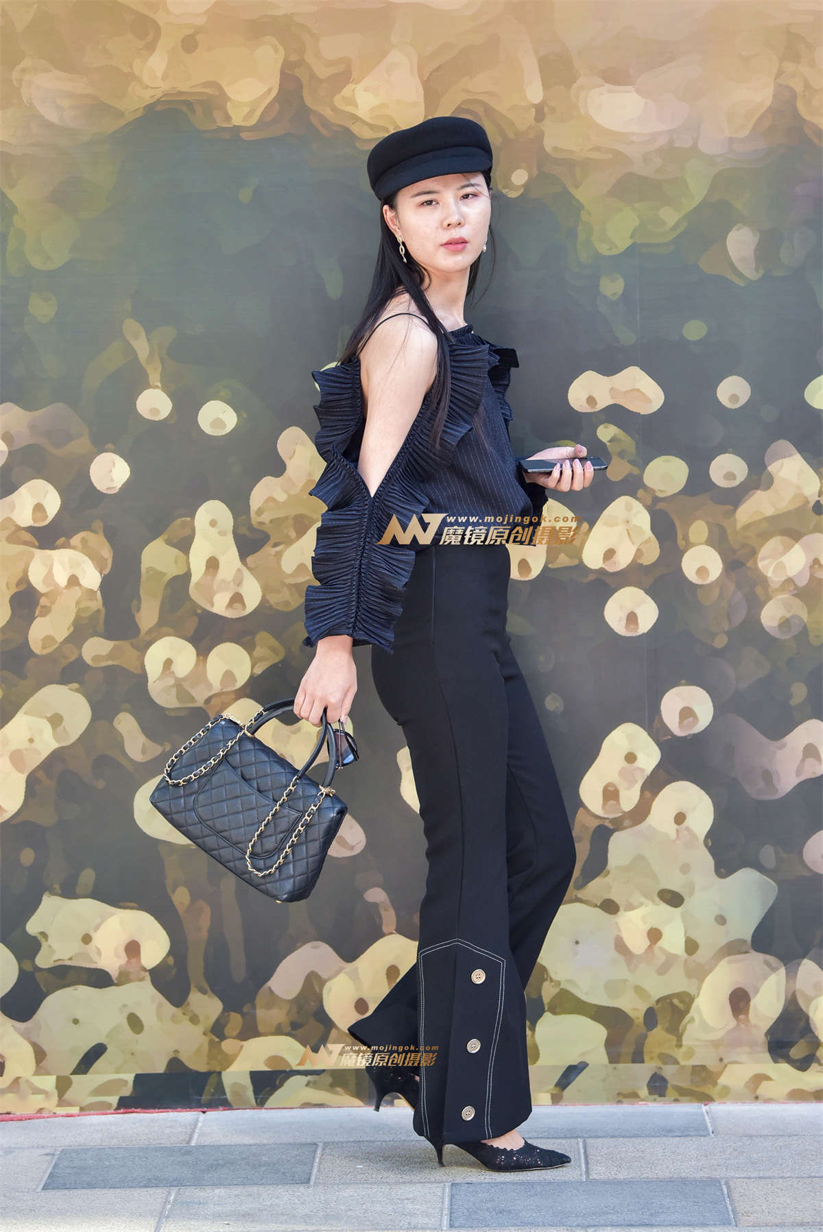 时尚紧身喇叭裤美女-日更街拍