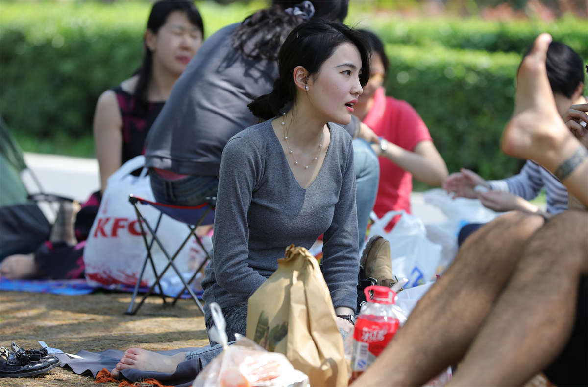 图片[2]-踏青公园街拍系列No.618 玉女素足篇]古典款雪肌玉女，细嫩素足精美无瑕-日更街拍