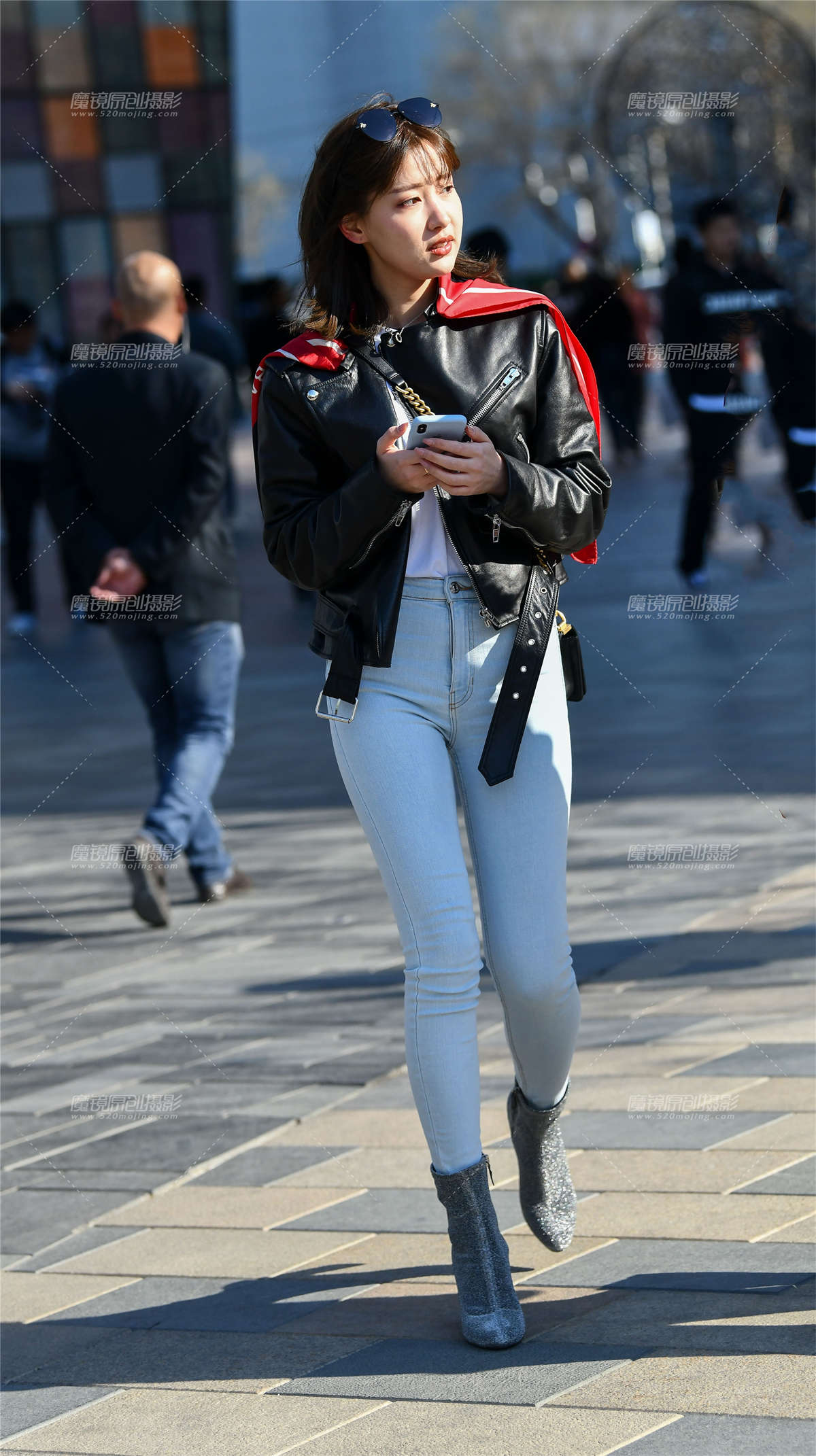 白色牛仔包美臀性感美女-日更街拍