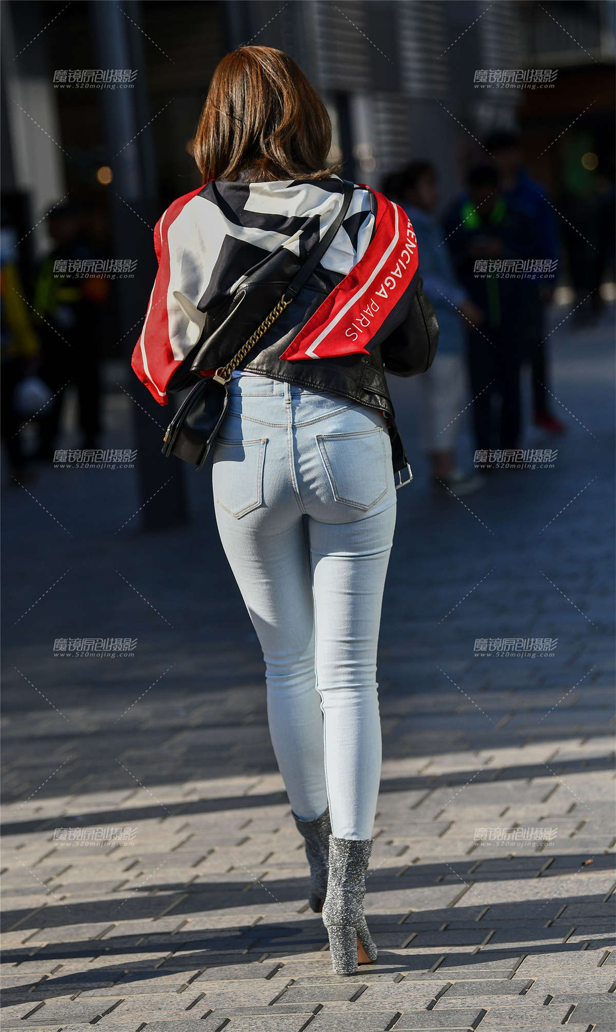 图片[2]-白色牛仔包美臀性感美女-日更街拍