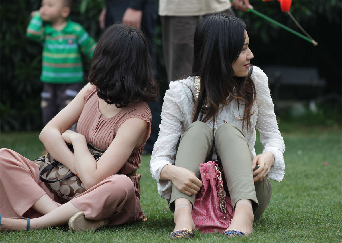 踏青公园街拍系列No.481 如此漂亮的女孩露出她的肉丝脚，该满足了吧-日更街拍