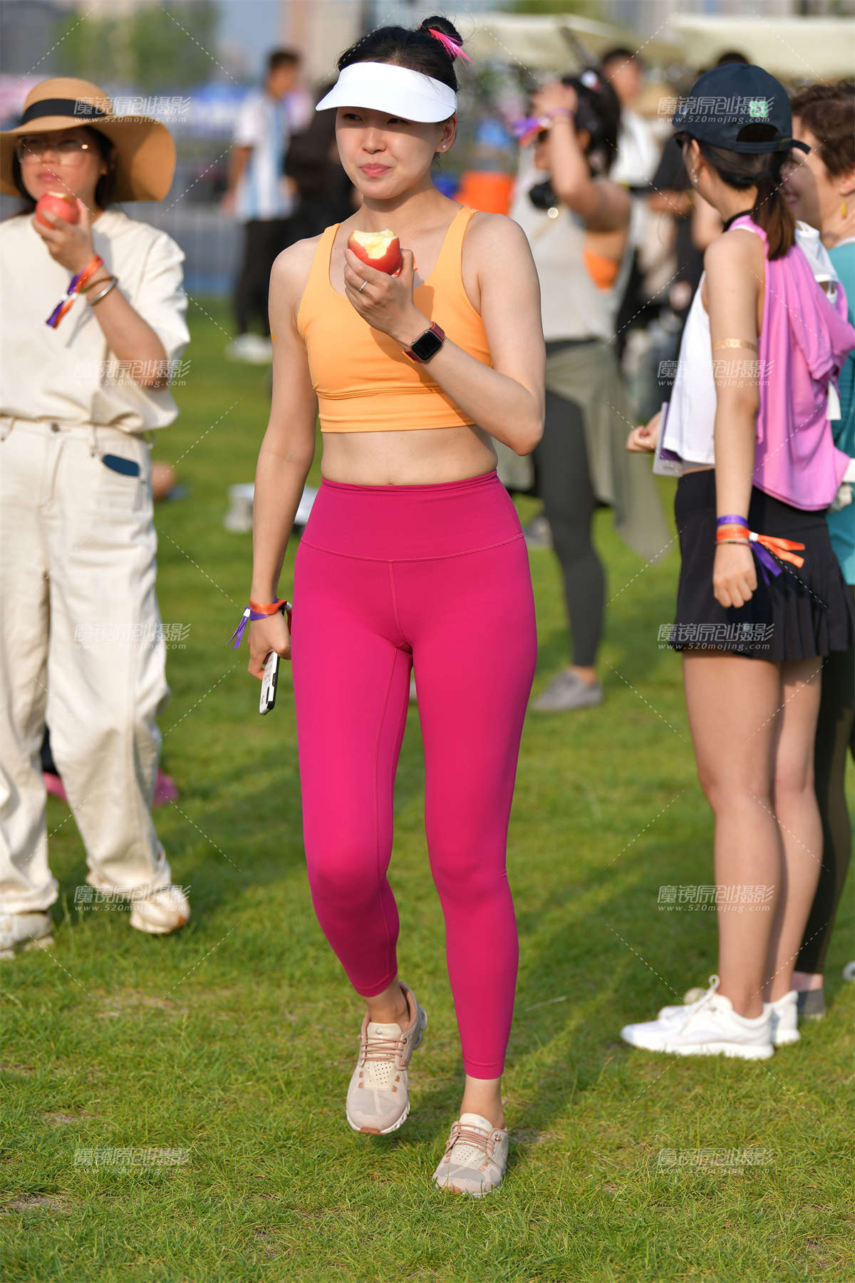 ★活泼瑜伽紧身裤美女-日更街拍